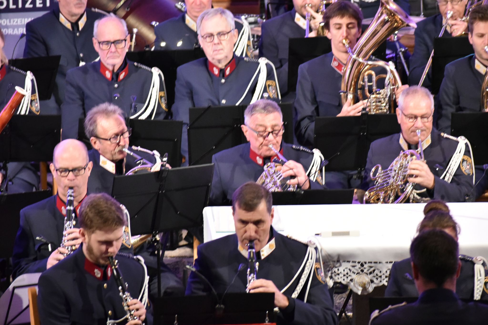 Die Polizeimusik Vorarlberg unter der Leitung von Kapellmeister Christian Tschütscher begeisterte mit einem stimmungsvollen Adventkonzert. (Foto: Robert Novak).