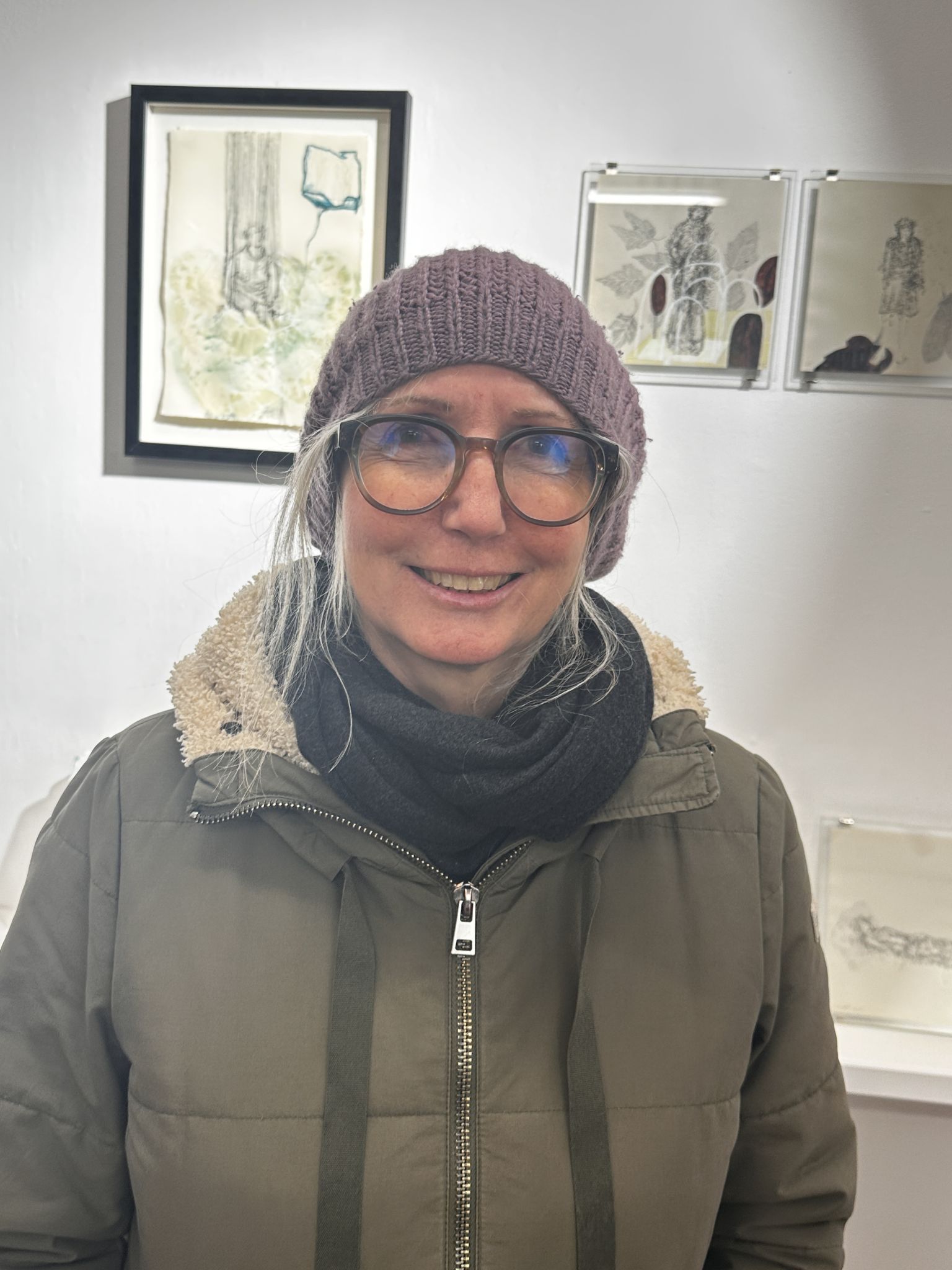 Künstlerin Christine Lingg: Die Besucher hier bei der MIKURA kommen mit einem ganz anderen Interesse zu dieser Ausstellung als bei anderen Ausstellungen, die ich bislang hatte. Mit den Besuchern ergibt sich ein besonderer Kontakt, da sie einerseits mehr Interesse an den ausgestellten Werken, aber auch an uns Künstlern zeigen.