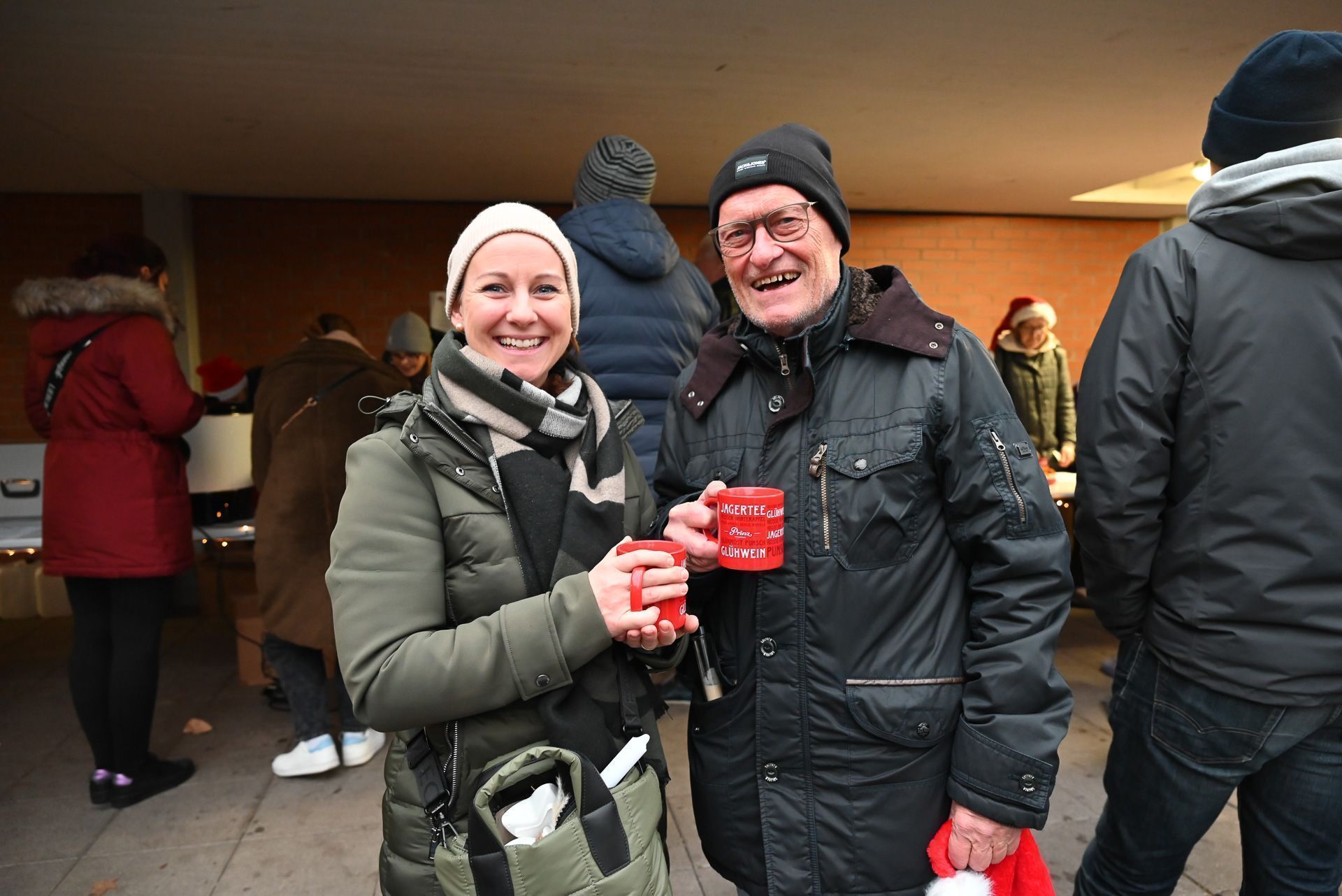 Die Gäste freuten sich über das vorweihnachtliche Zusammenkommen auf dem Schulhof.