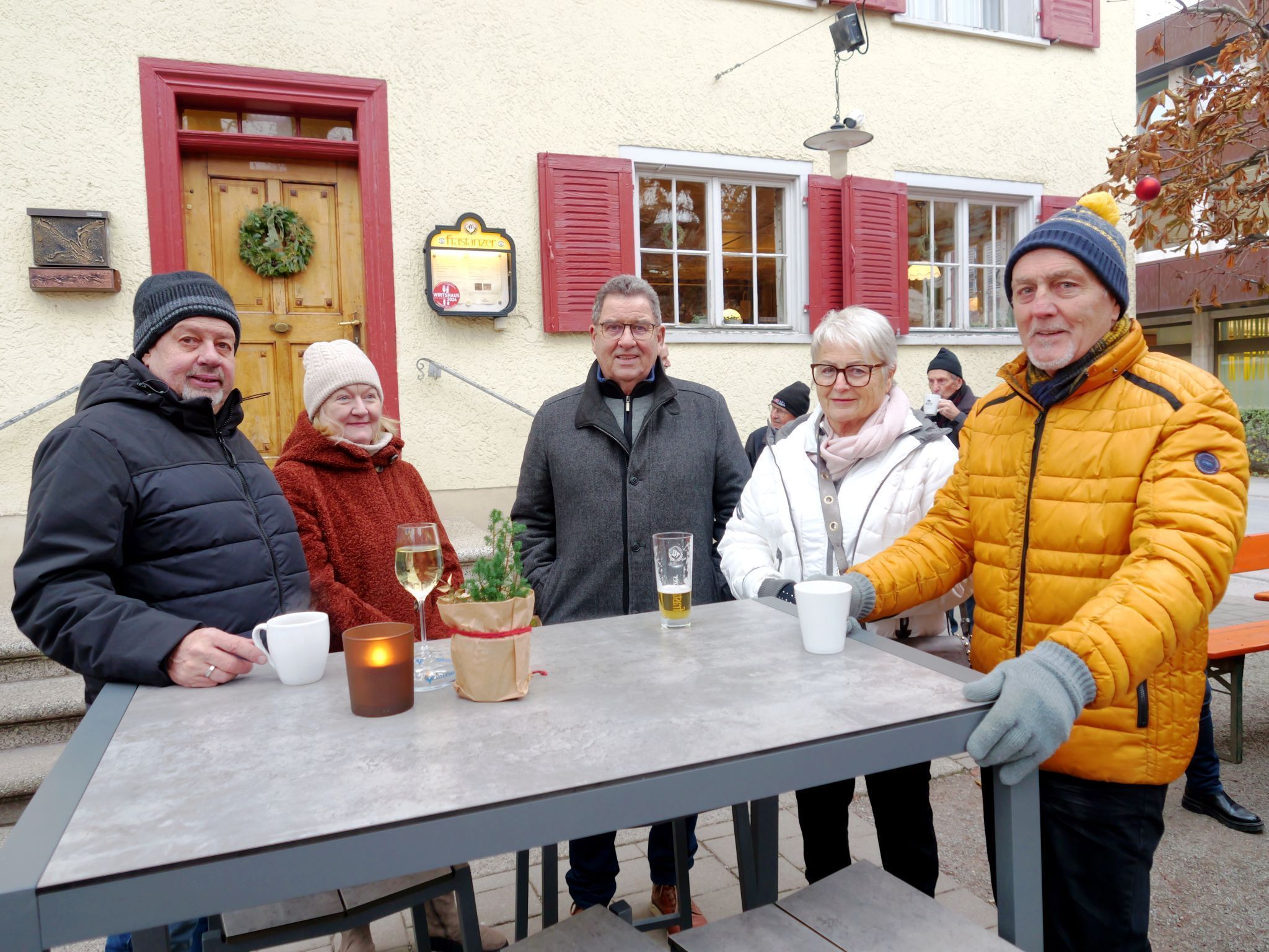 Rainer und Ilse Sonderegger, Helmut Jenny, Christine und Elmar Sonderegger feierten die Spendenübergabe.
