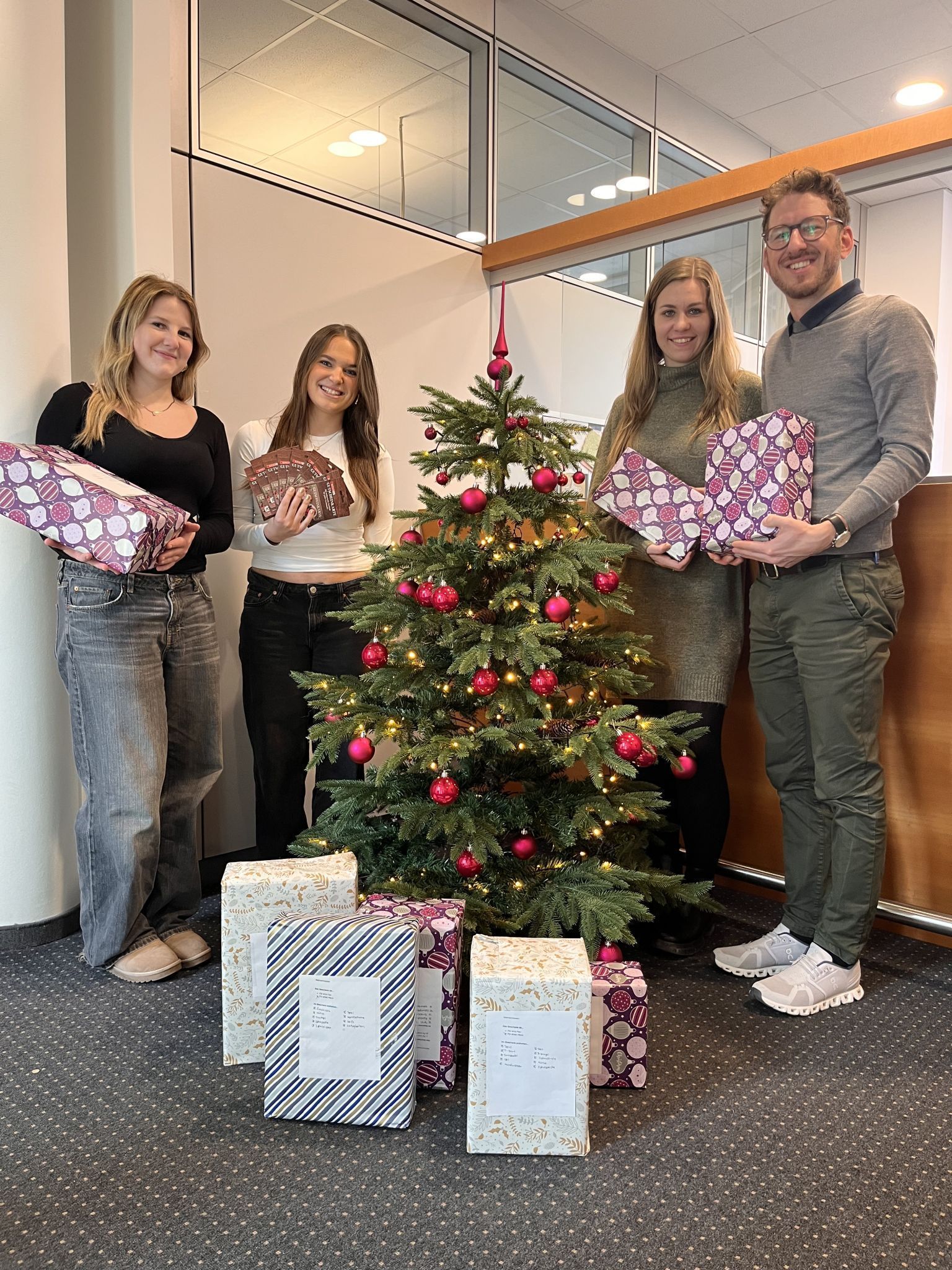 Die Maturantinnen Lilly Weikl und Valeria Kohler mit Bewährungshelferin Katharina Zeller und Johannes Pircher-Sanou vom Verein NEUSTART bei der Spendenübergabe (Credit: Lilly Weikl)