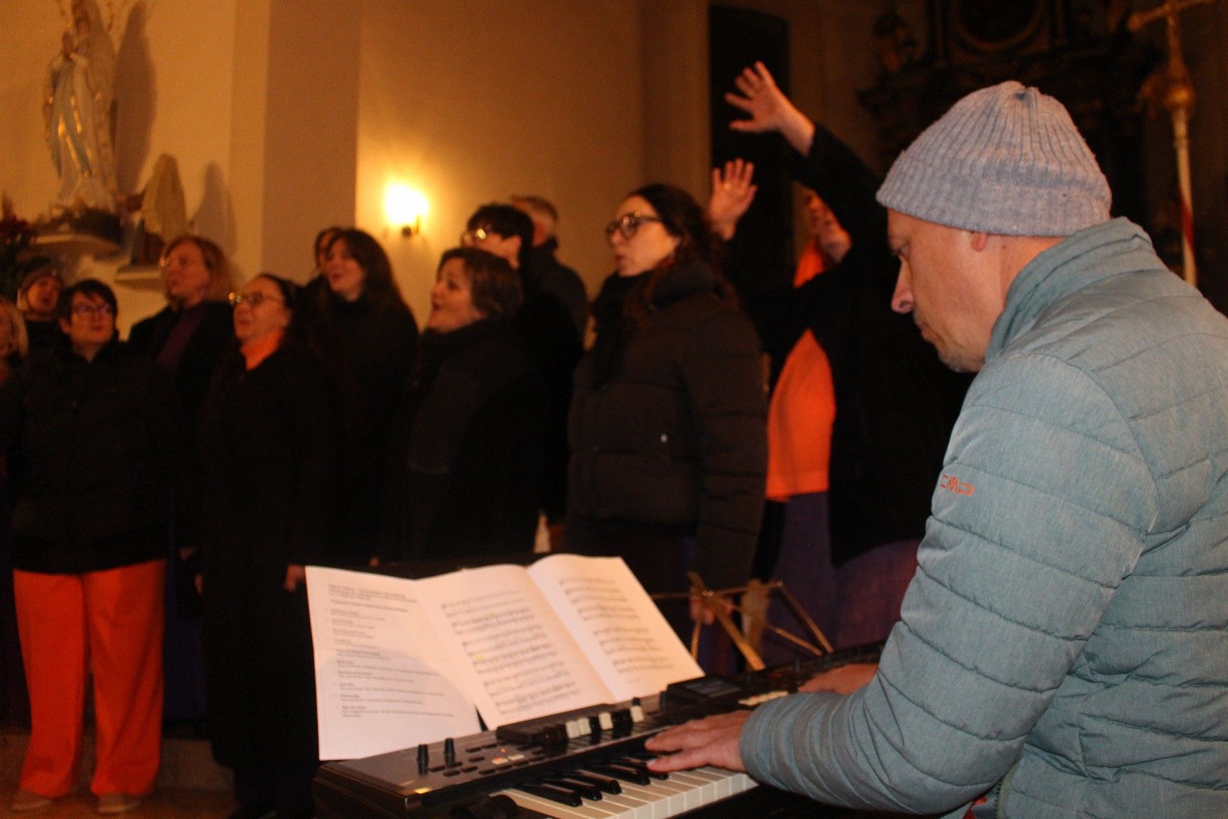 Klaus Raidt begleitete das Fluher Chörle am Keyboard.
