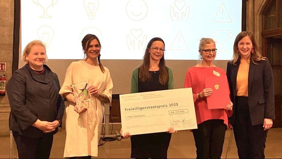 Maria Guevera (2.v.l.) und Gabi Hampson (Mitte) nahmen voller Stolz diese besondere Auszeichnung in Wien entgegen.  (W*ORT)