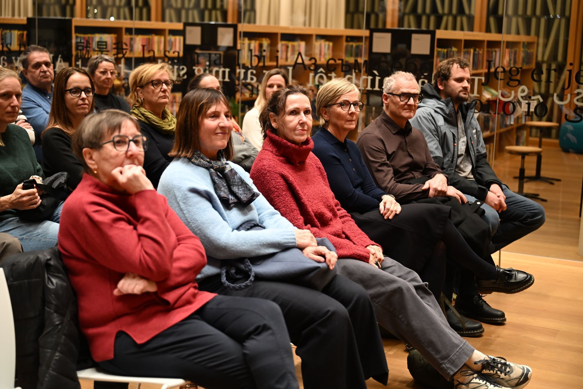 Fasziniert tauchte das Publikum in die Welt von Chimäre und Kuratles prägnanten Sprachstil ein.