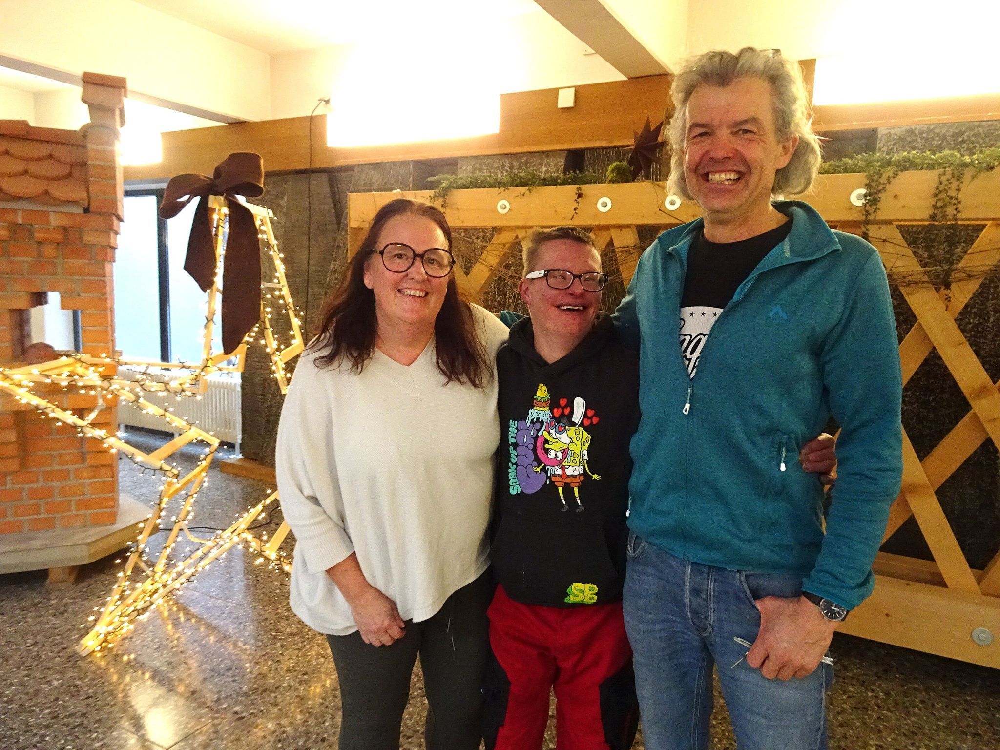 Christa Ruff und Schulwart Helmut Schmidinger möchten ihren fleißigen Assistenten Thomas nicht mehr missen. 