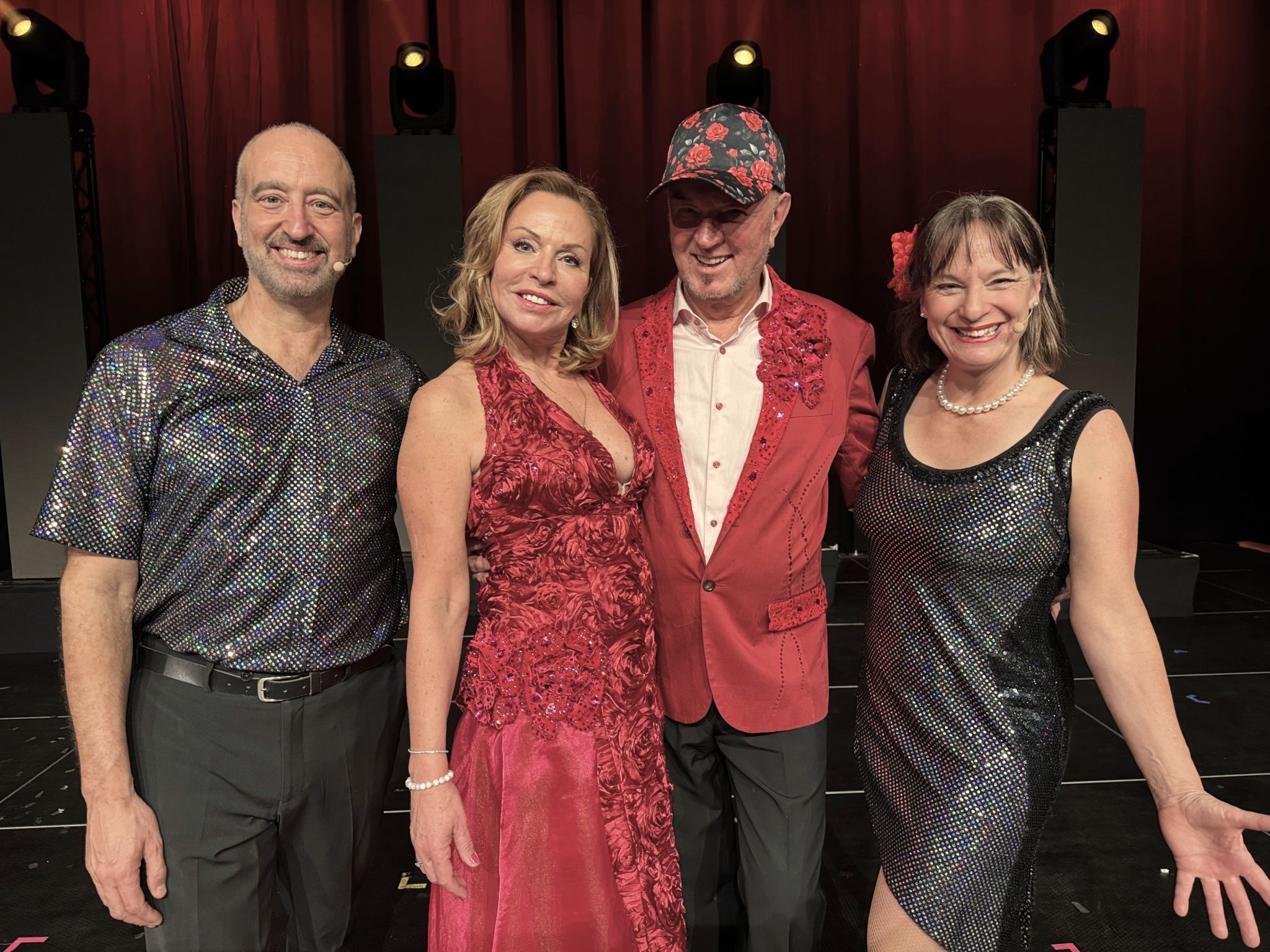 Gastgeber Catrin und Heinz Wendel mit den Moderatoren Gaby Schmutz und Henry Camus am Premierenabend beim Varieté am Bodensee.