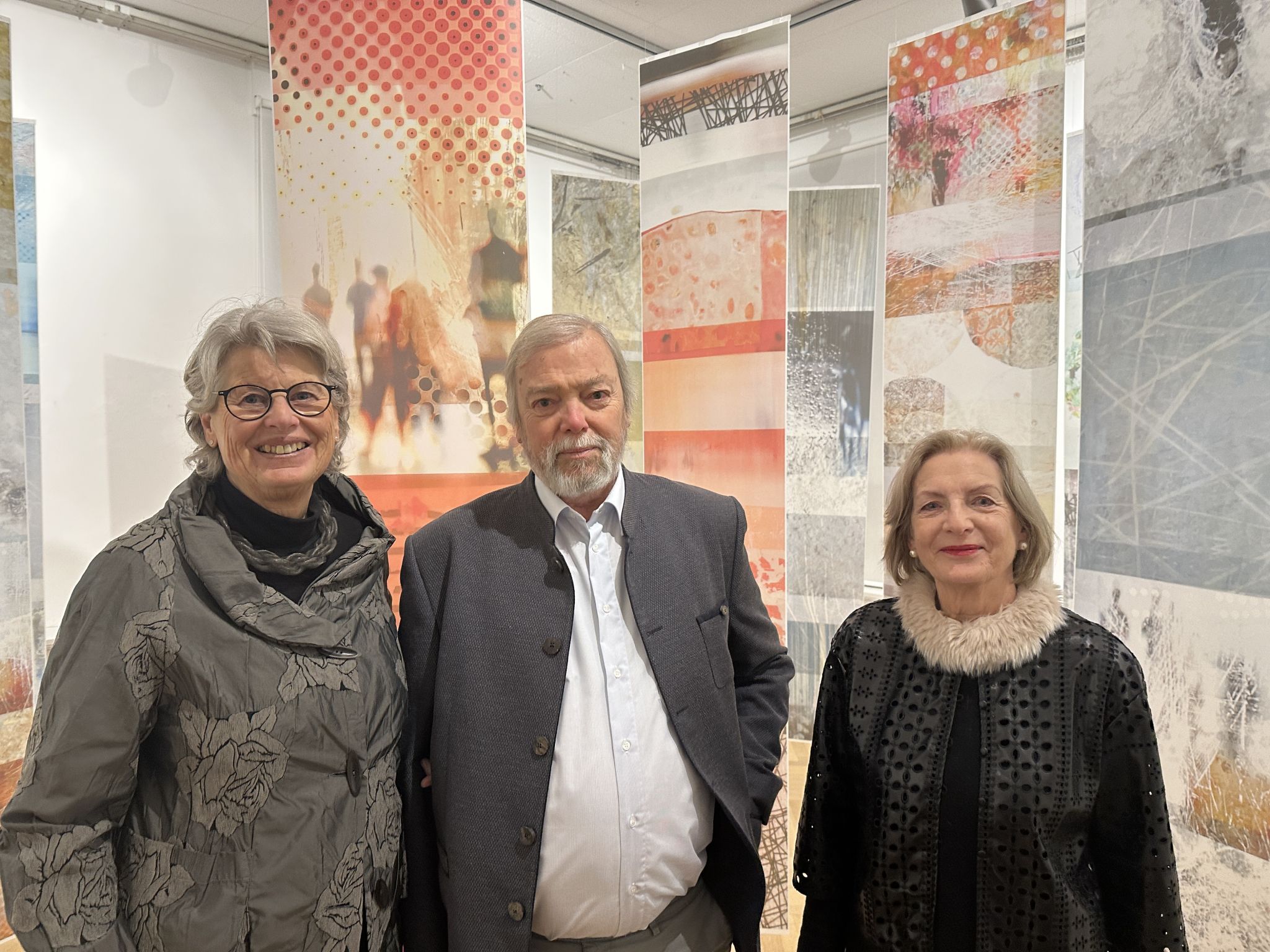 Die beiden Künstlerinnen Heidi Comploj und Lisa Althaus, hier mit Vernissage-Redner Manfred A. Getzner, freuten sich über die vielen Gäste