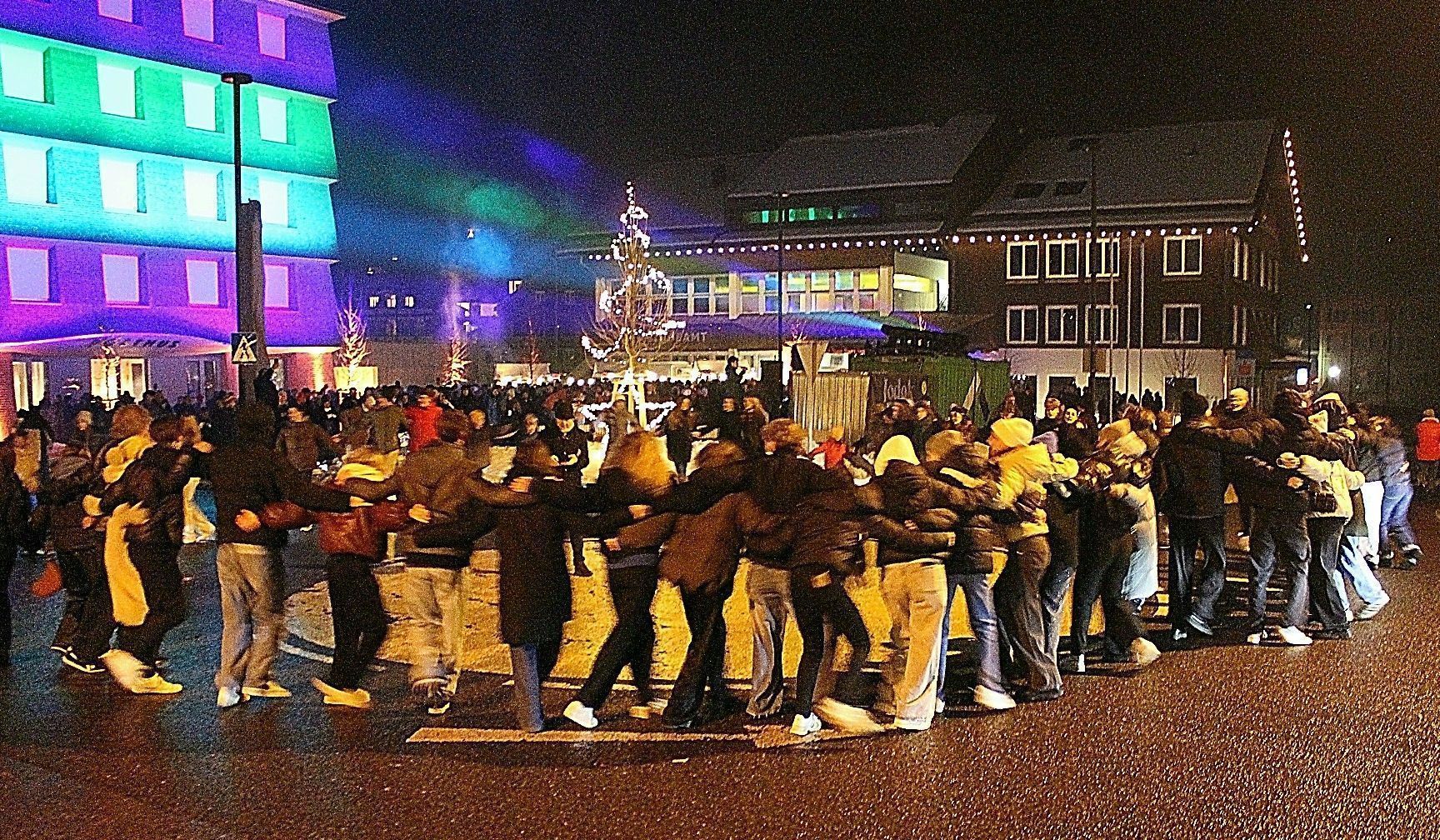Schlusspunkt eines großen Jubiläumsjahres: Vom Dorfplatz ziehen die Partygäste in einer Art Polonaise zum Kreisverkehr und dann heißt es „Alles Walzer!“   