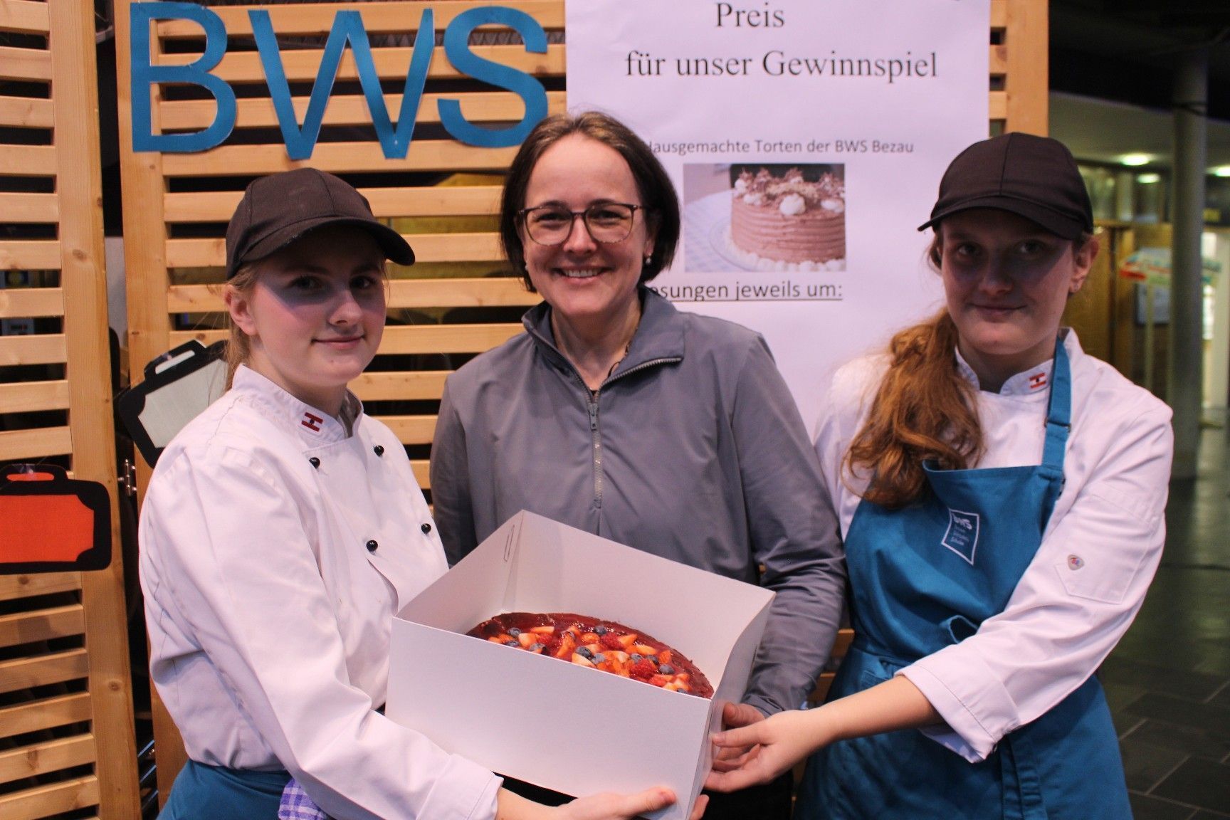 Freundin Karin Berchtold holte den gewonnenen Kuchen für Amadeus Madlener ab. Moritz Ratz und Johann Künzler durften die beiden anderen süßen Preise mit nach Hause nehmen.