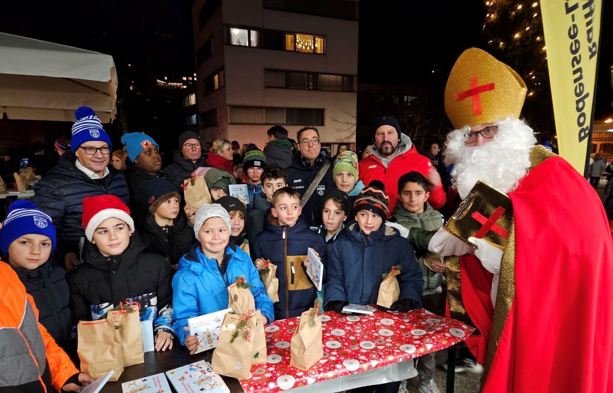 Über hundert Kinder und Jugendliche waren gemeinsam mit ihren Familien zur stimmungsvollen Nikolausfeier des SV typico Lochau auf dem „Dorfplatz“ vor dem neuen GemeindeHaus gekommen.