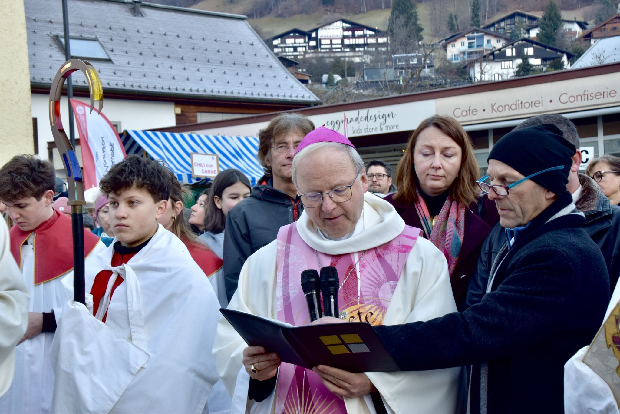 Diözesanbischof Benno Elbs erbat Gottes Segen für die Teilnehmenden an der Messfeier mit Glockenweihe und die Klangkörper selbst.