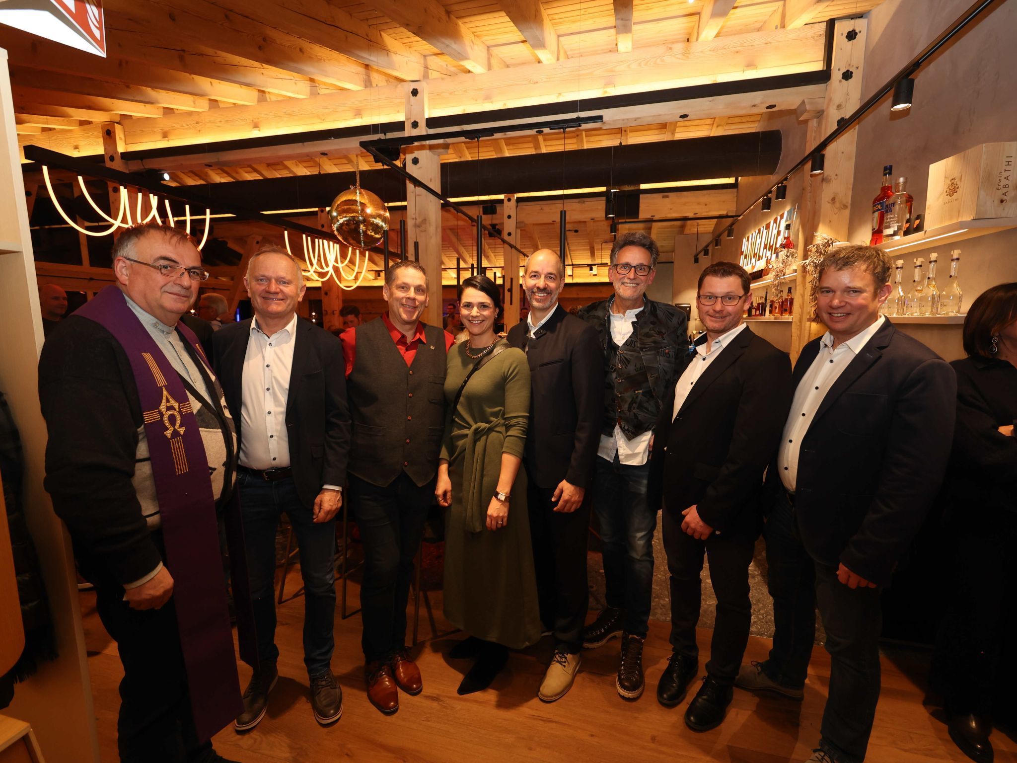 Pfr. Hans Tinkhauser, GF Peter Marko, Restaurantleiter Michael Barthold, Iris Zugg (Projektleitung), Gastro-GF Markus Stemer, AR-Vorsitzender Gerhard Burtscher, Christian Pfister (Projektleitung) und GF Martin Oberhammer.