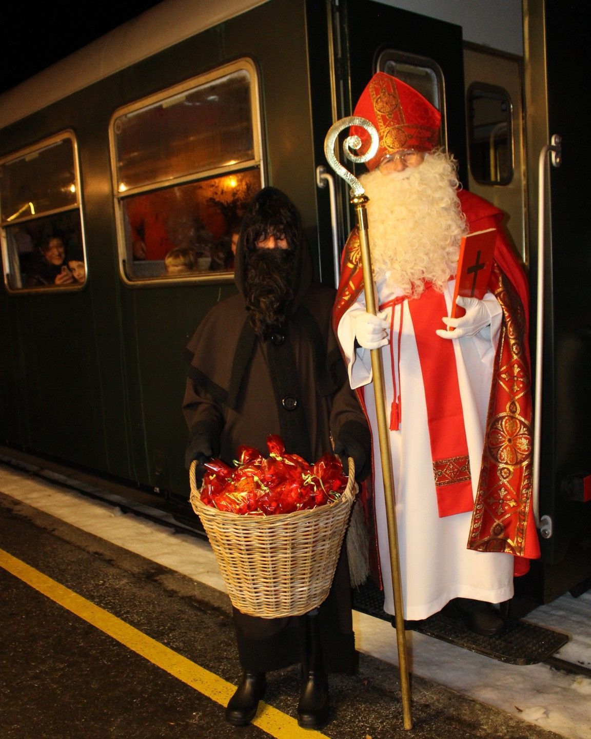 Ein Teil der kleinen Fahrgäste muss sich gedulden – sie erhalten ihre Nikolaussäckchen erst auf der Rückfahrt, nachdem der Nikolaus am Bahnhof Schwarzenberg Nachschub ausgefasst hat, um damit die anderen Kinder zu beschenken