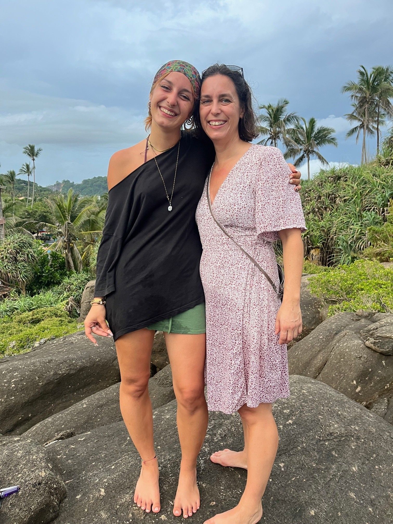 Sabine Simon (rechts) mit Tochter Lilly in Sri Lanka. Nach dem Zyklon wollen sie helfen. (privat)