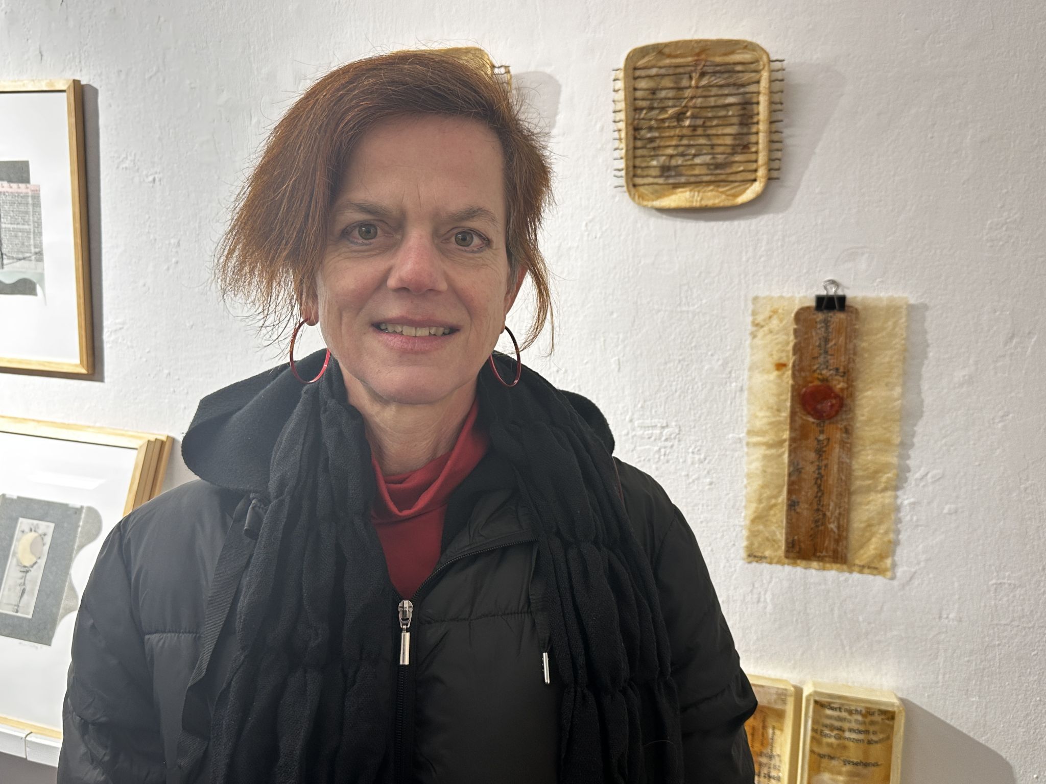 Künstlerin Uta B. Waeger: Ich finde es schön, dass es im Göfner milk-Ressort die Weihnachtsausstellung MiKuRa gibt und das mit echter Kunst und mit Originalen. Das Besondere daran ist, dass diese Originale zu einem sehr erschwinglichen Preis gekauft werden können. In meinem Fall gehe ich hier sogar unter meinen sonst üblichen Preis.