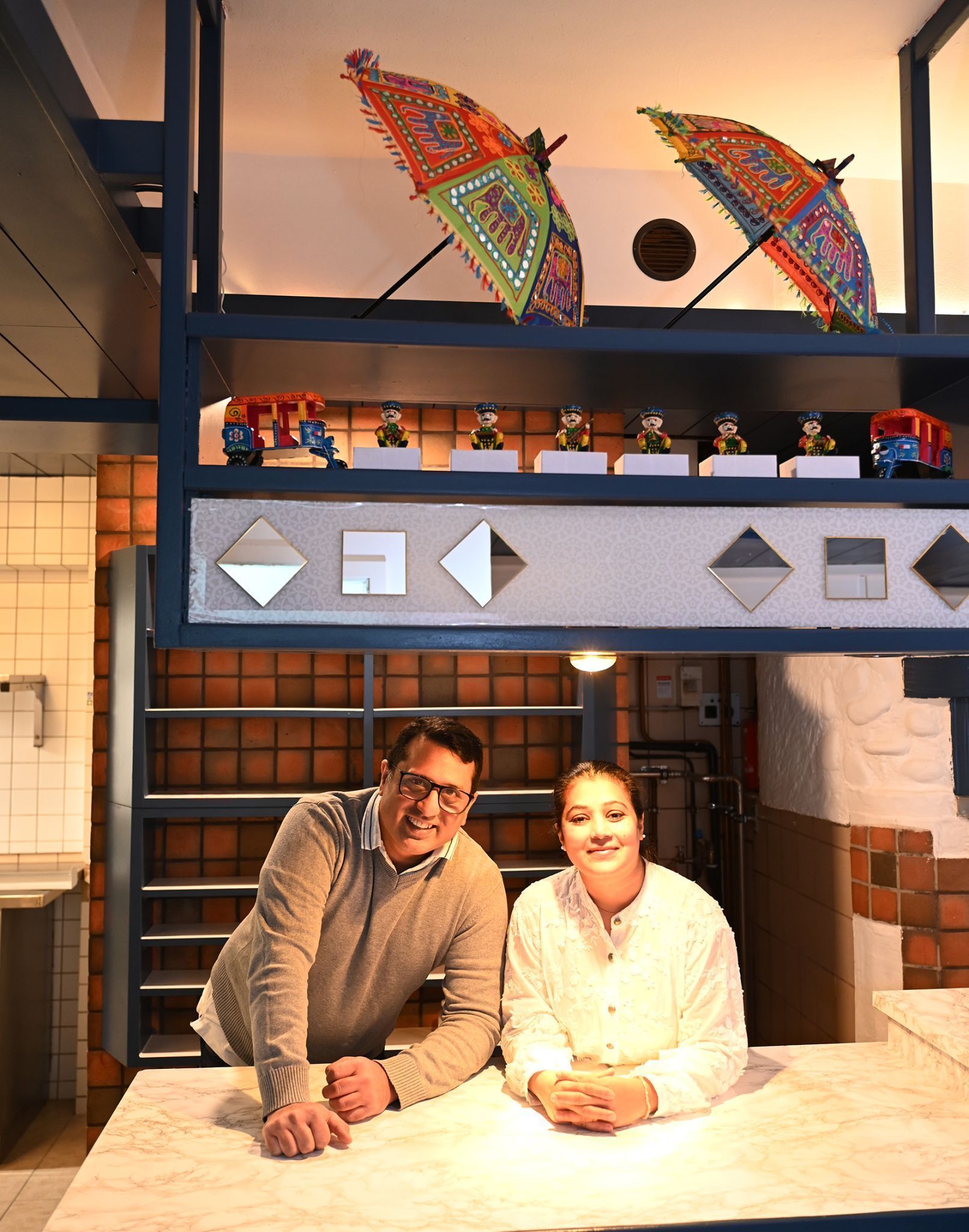 Mit Hochdruck wird noch dekoriert und der Feinschliff vorgenommen.