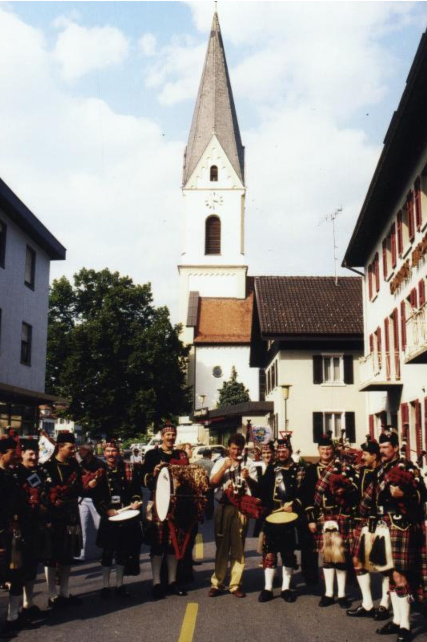 Einem der ersten Auftritte der First Leiblach Valley Pipes and Drums in Lauterach folgte die Ernüchterung: die mit viel Liebe und großem Eifer geschneiderten Uniformen waren alles andere als „original“ und wurden bald ausgemustert.