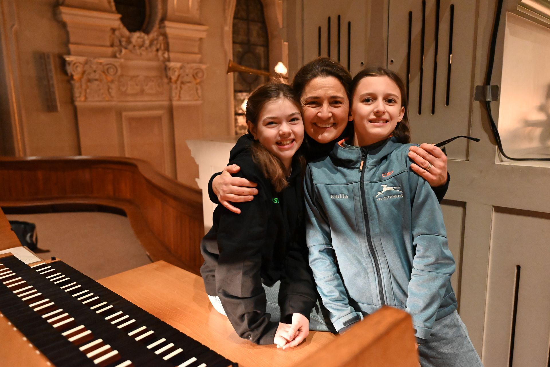 Freuten sich über den gelungenen Auftritt: Rosalinda und Emilia mit Orgellehrerin Cristina Mingarelli.