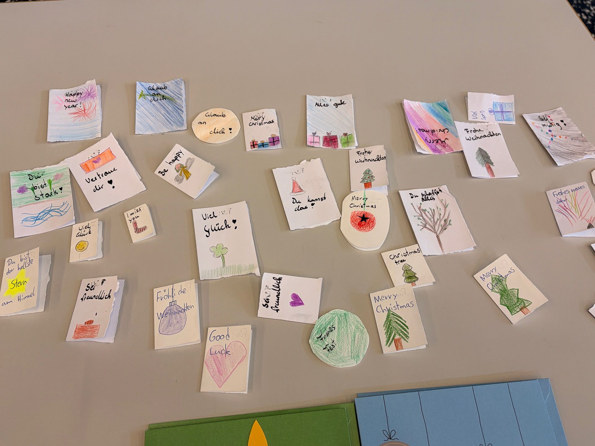 Jeder hat etwas zum Verkaufsstand beigesteuert und zu Hause gebastelt, gezeichnet und gebacken. 