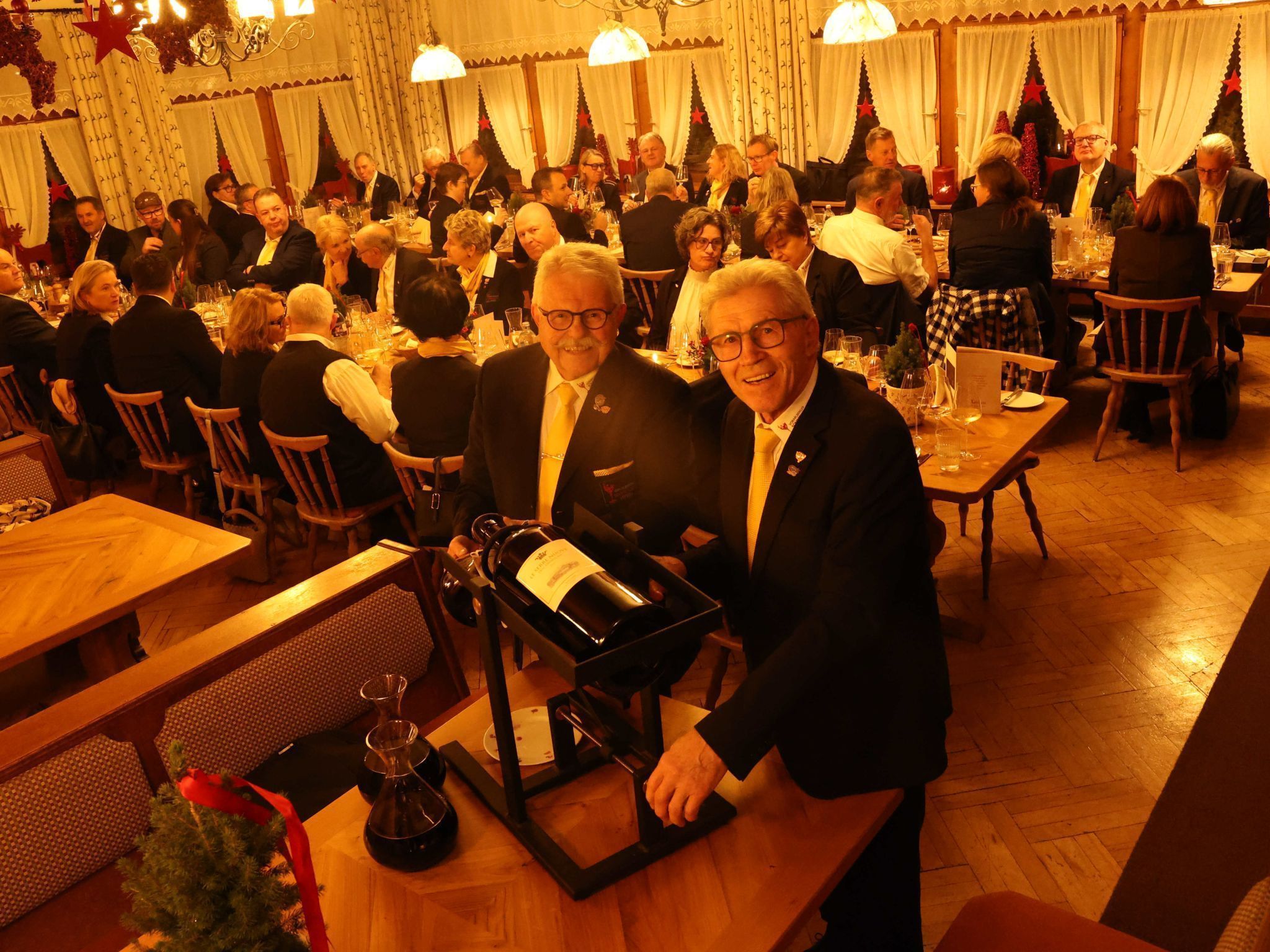 Hoirsch und Jörg beim Dekantieren einer 6-Liter