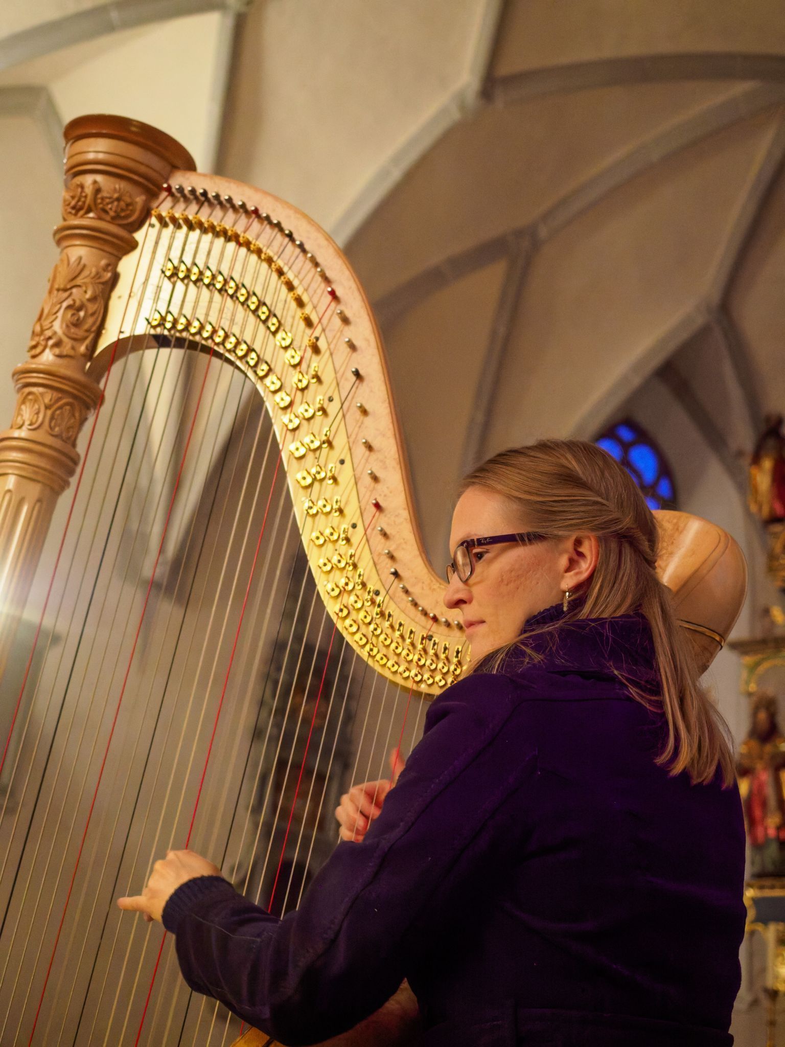 Andrea Gamper begleitete den Chor, aber auch mit eigenen Klängen