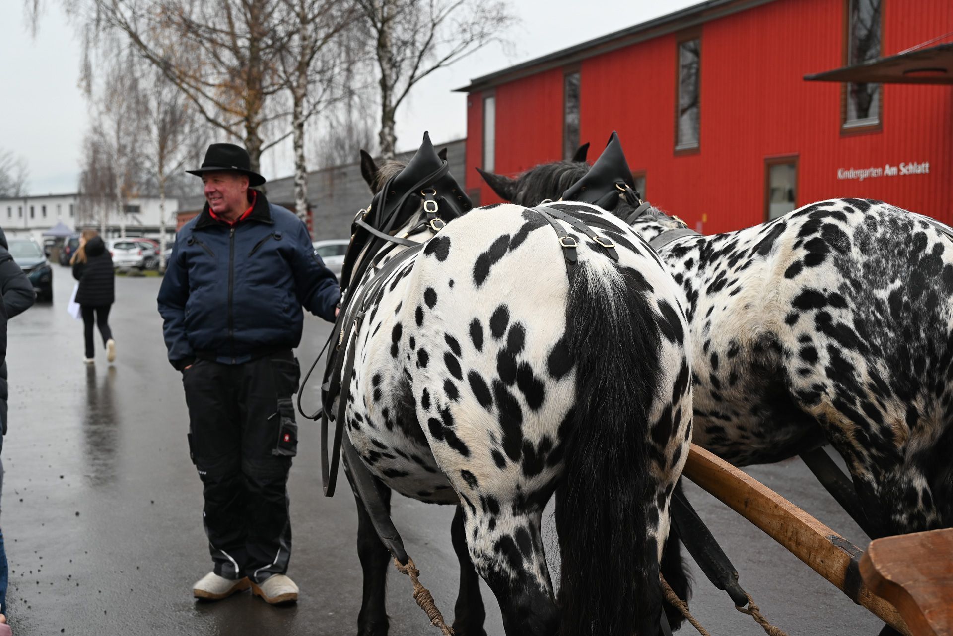 Kutscher Manfred Fitz vom Wiißtännilihof brachte den Nikolaus höchstpersönlich zu den Kindern.