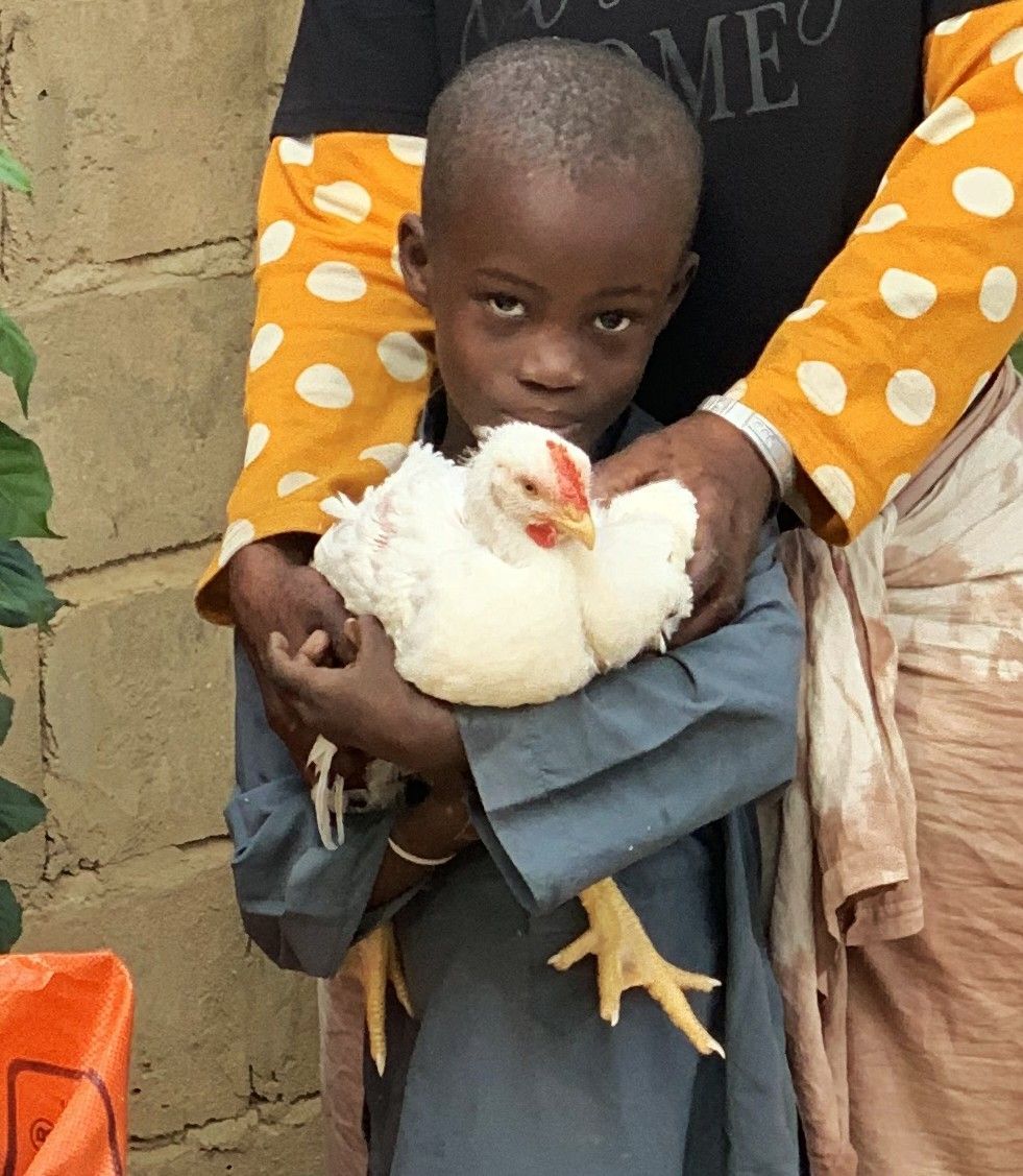 Kinder hielten das Huhn aus dem Paket stolz in die Kamera.