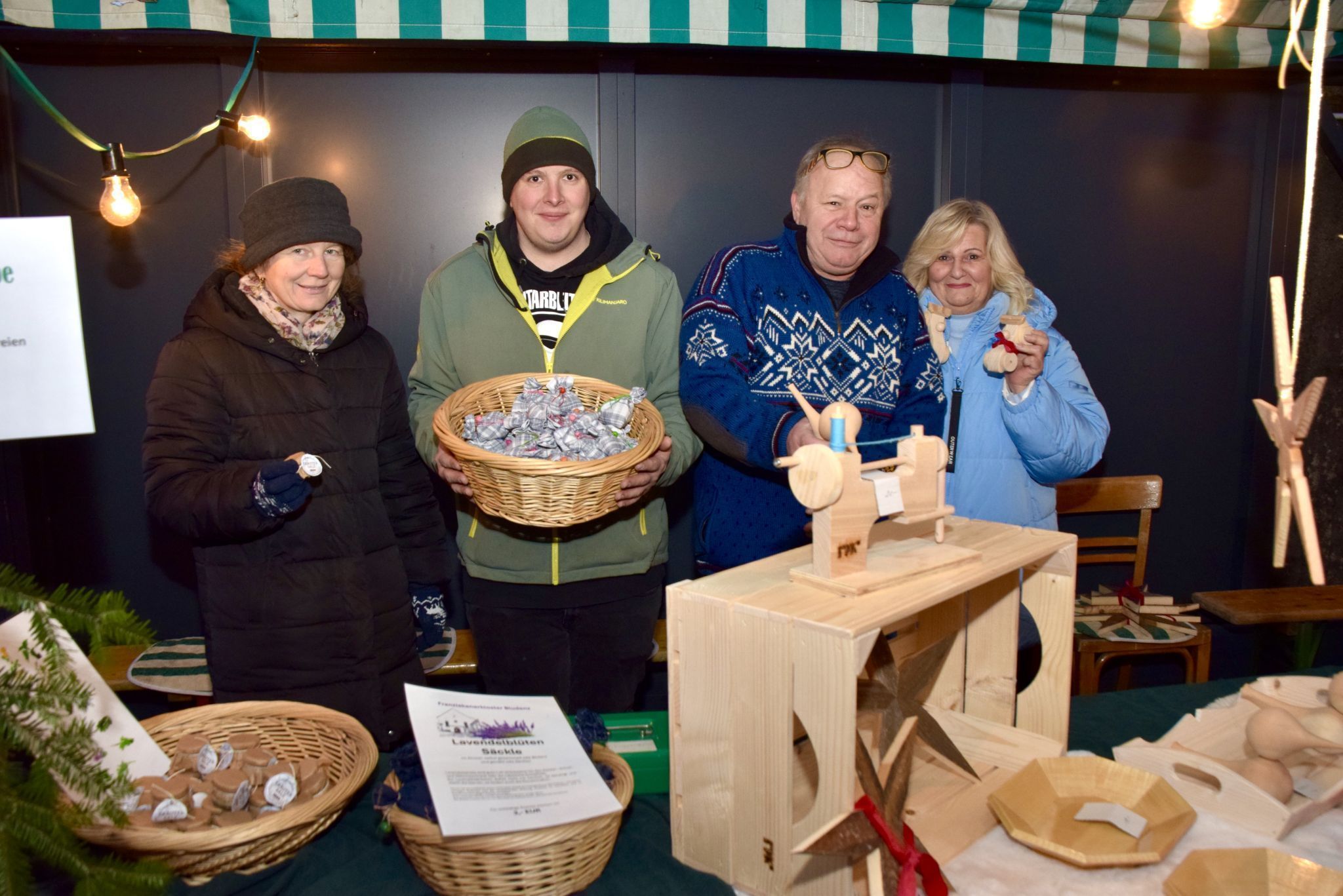 Jugendgruppe Legio Maria (verschiedene Leckereien aus dem Franziskanerkloster) und Kolping Bludenz (verschiedene Basteleien): Marion Würbel, Dominik Meyer, Wolfgang und Imelda Neyer.