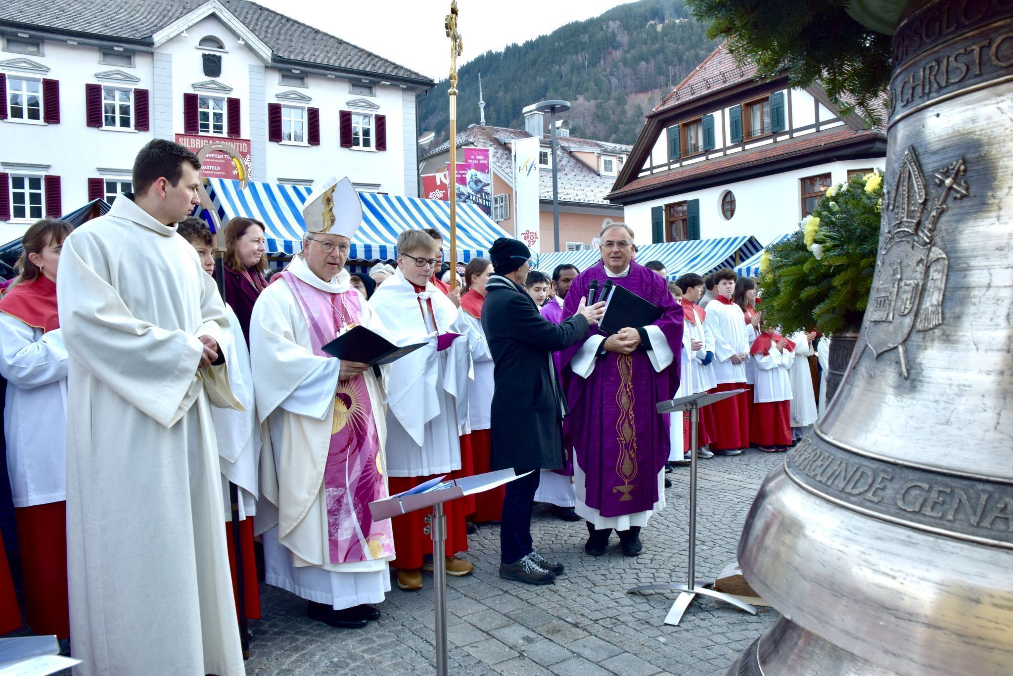 Glockenweihe mit Diözesanbischof Benno Elbs - rechts im Bild: die Bischofsglocke.