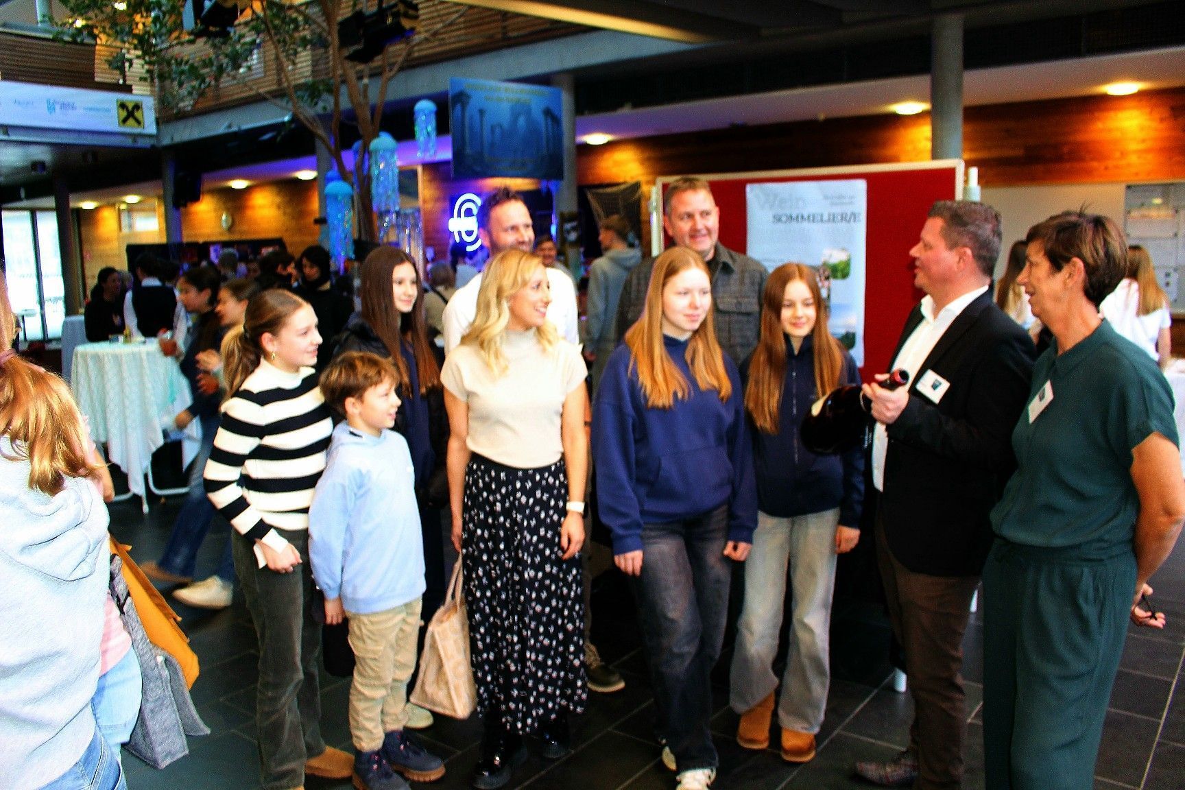 Das interessiert natürlich besonders die Weinfreunde: „Bei uns kann man auch das Sommelier-Diplom erwerben“, erläutern Jakob Handler und Karin Beer (rechts) den Besuchern.