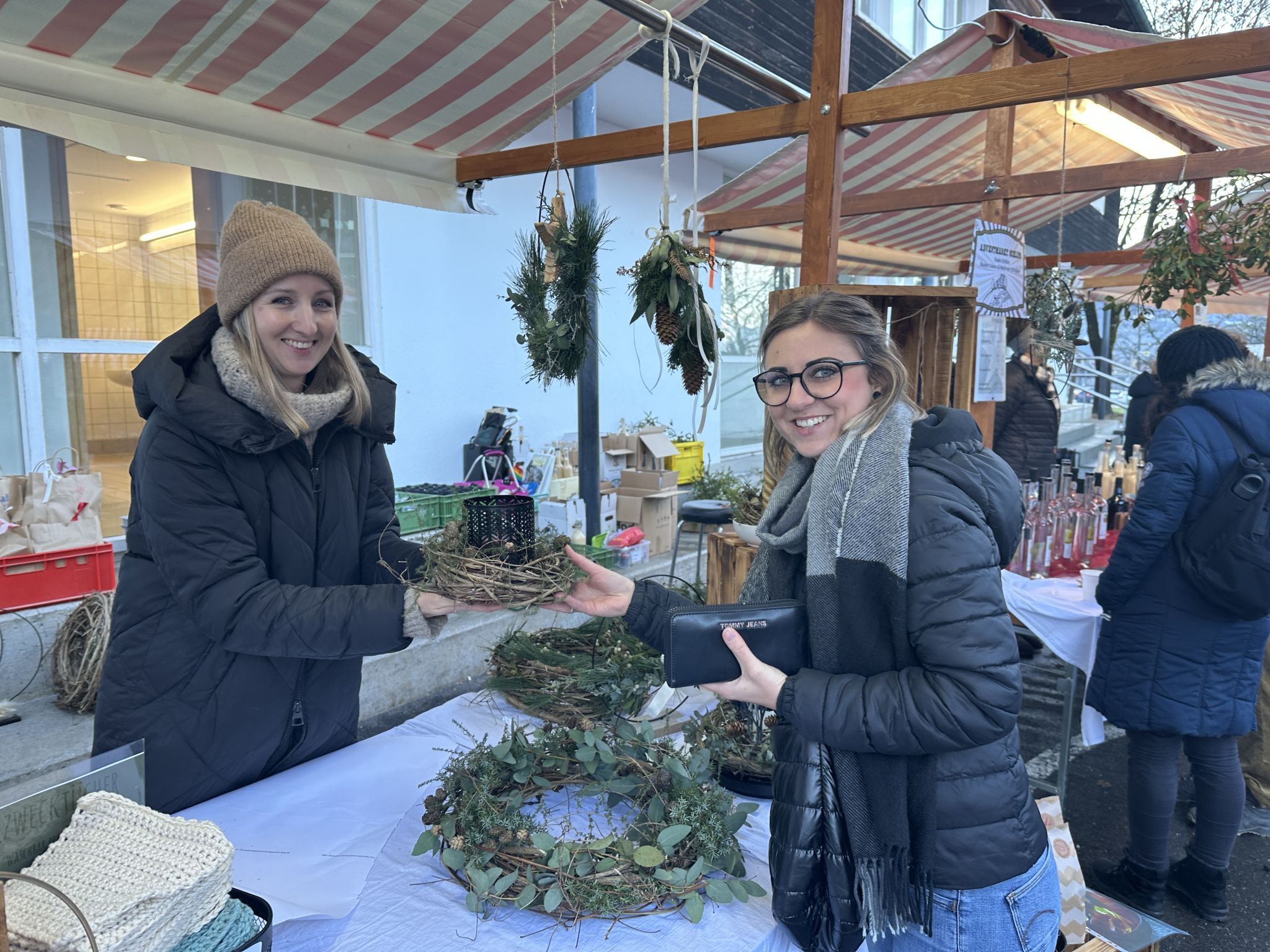 Jacqueline Kessler kauft bei Verena Keckeis einen Adventskranz