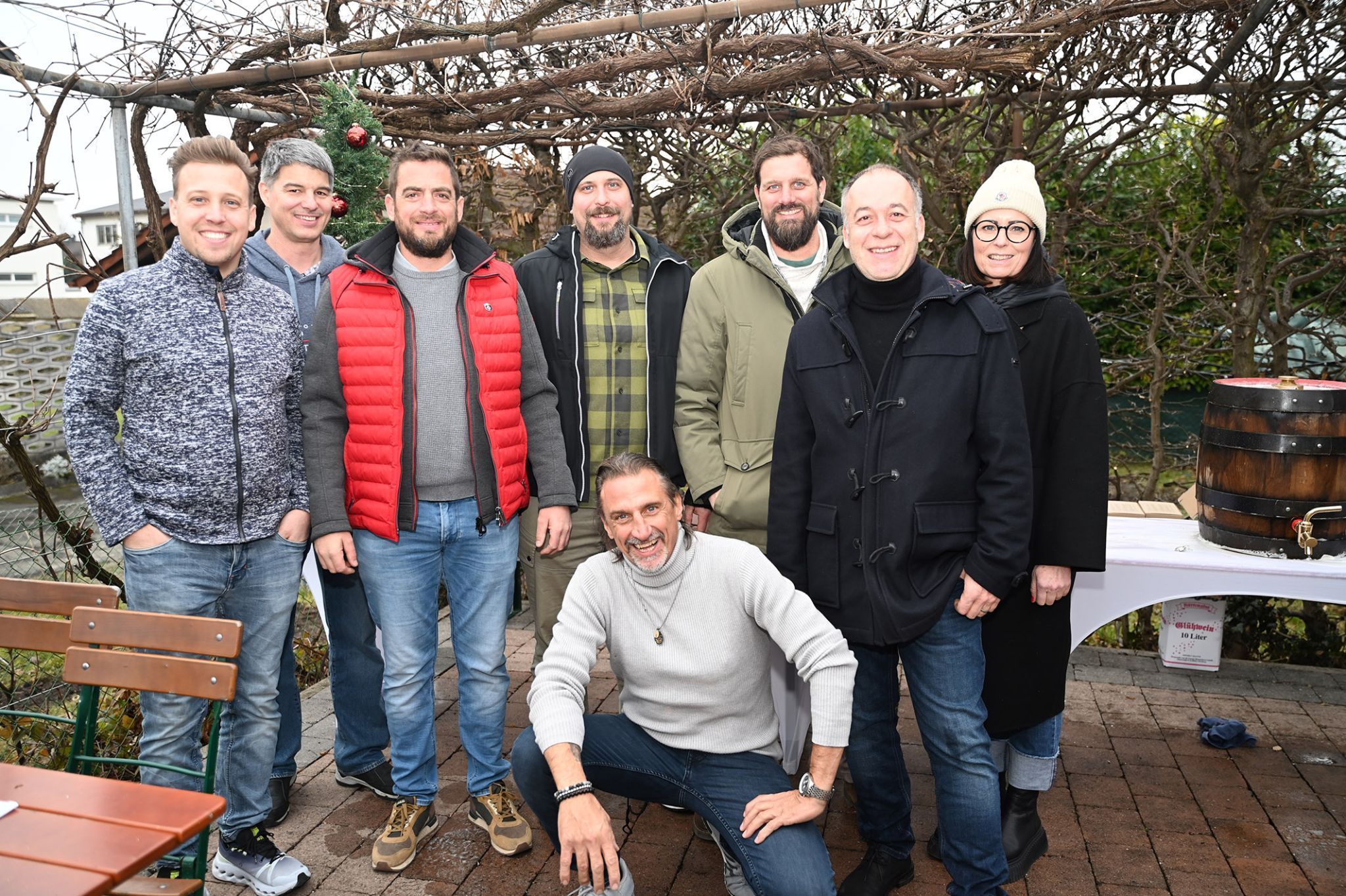 Wirt Walter Mair (hockend) mit regionale Handwerkern und Bgm. Thomas Fitz.