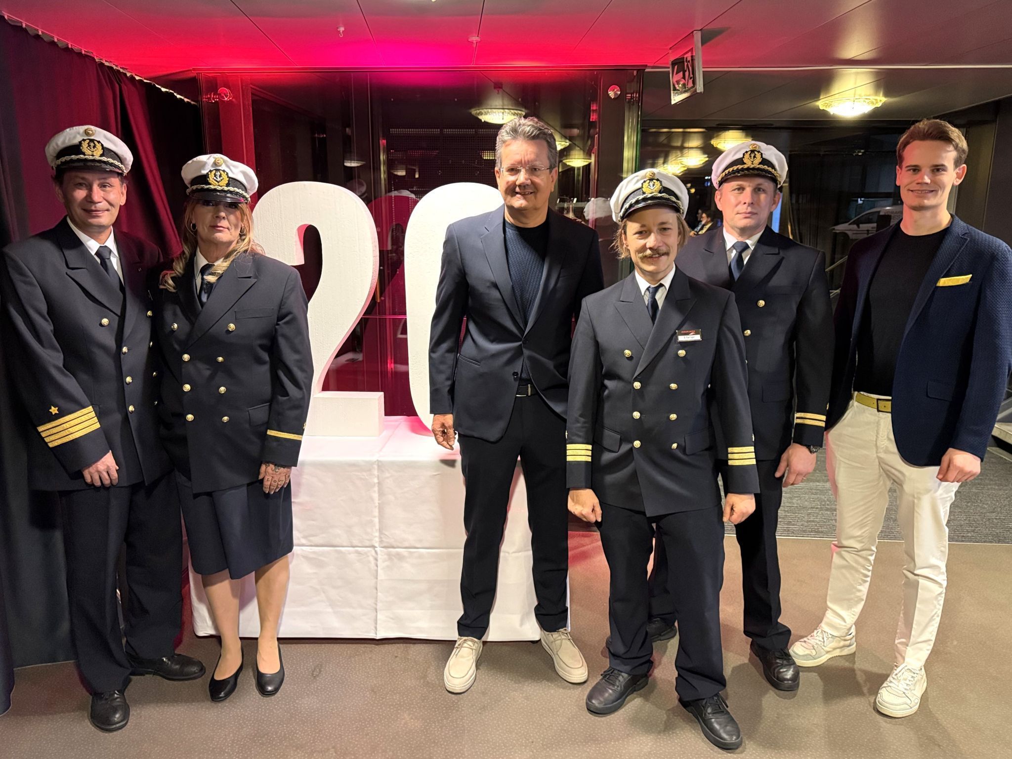 Alexandro und Nicolai Rupp mit Kapitän Roger Bauer, Matrosin Angela Ritsche, Steuermann Stefan Frei-Springer und Kassier Krizan Villiam.