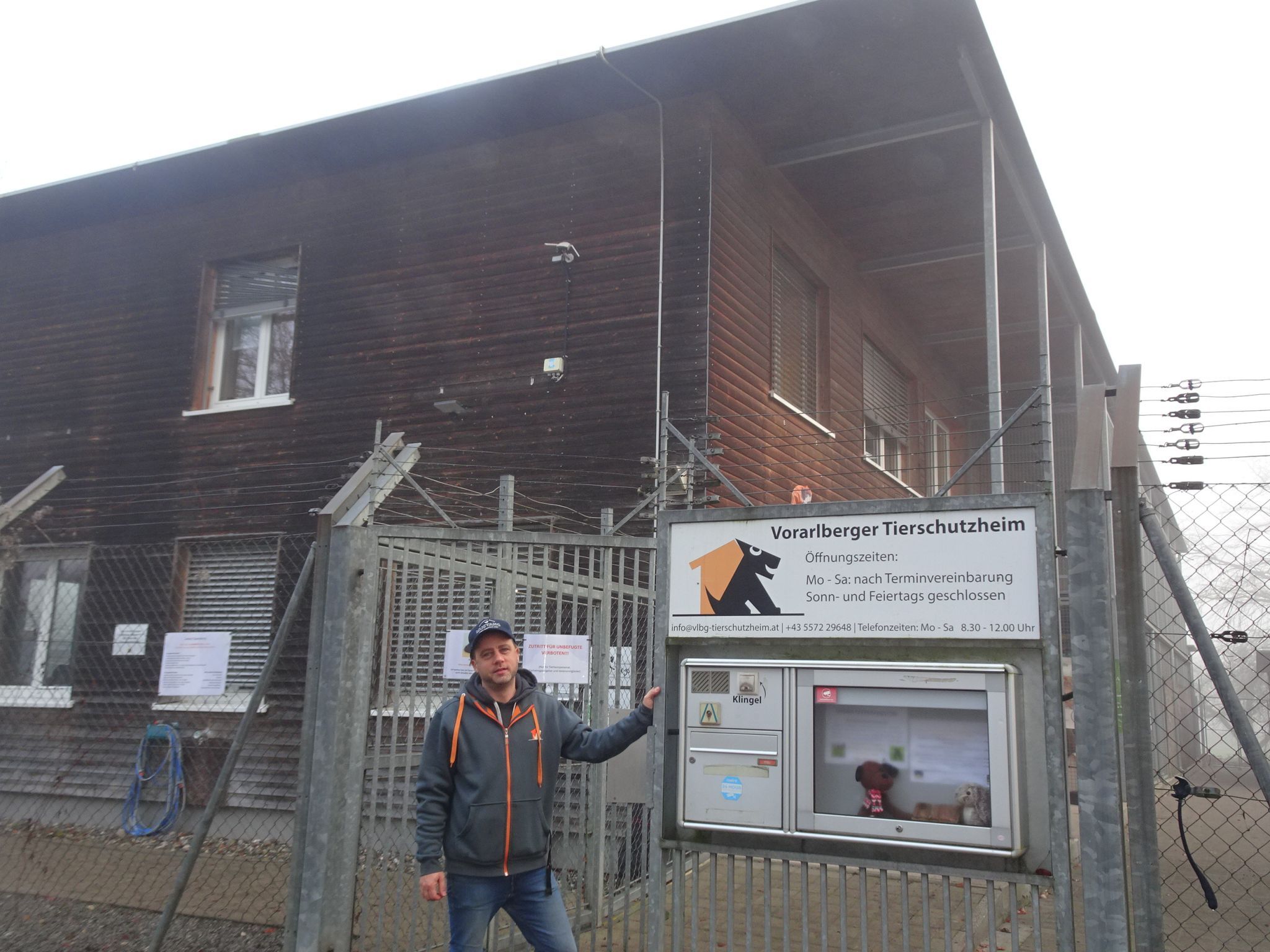 Tierpfleger Marco Milohnic arbeitet seit 18 Jahren im Tierschutzheim und engagiert sich für das Wohl der Tiere. Er hofft nun auf Unterstützung aus der Bevölkerung. 