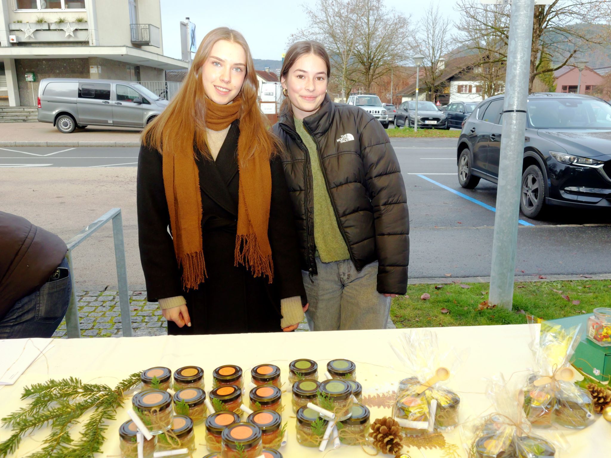 Marie und Valentina von der HLW Rankweil boten Gewürmischungen an.
