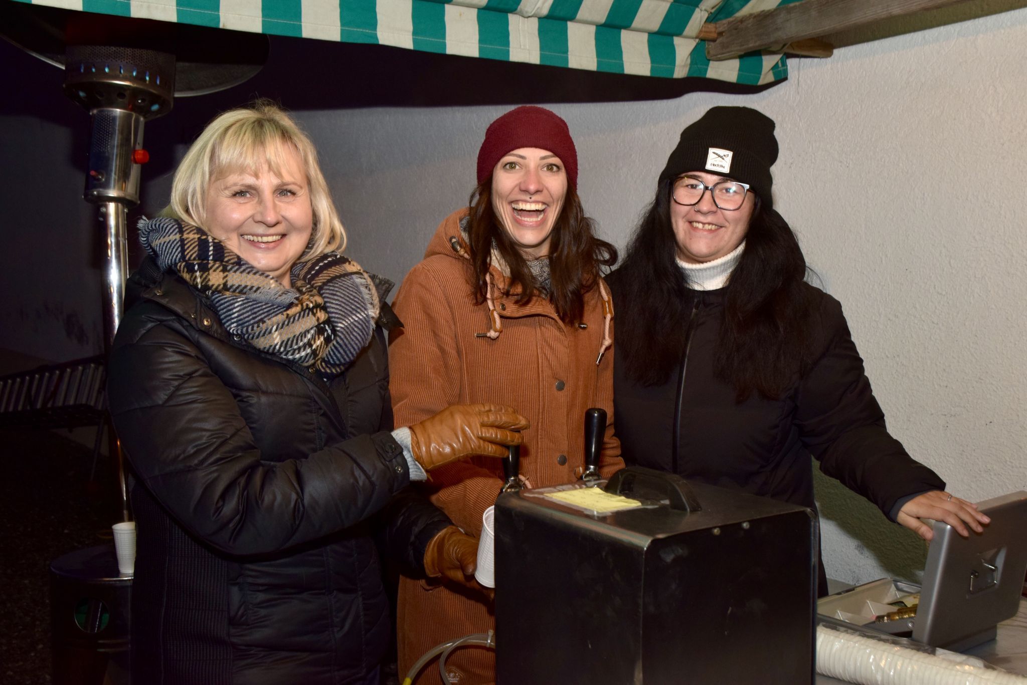 Markstand der Rungeliner Funkenzunft: Barbara Groinig, Anna Frei, Marina Perprunner.