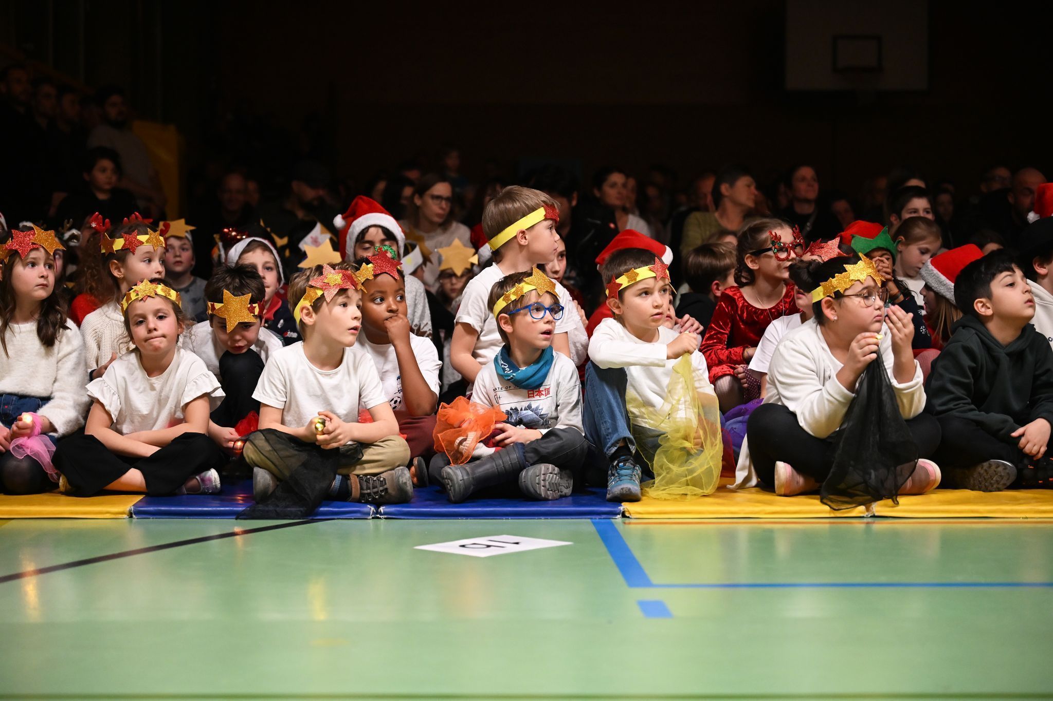 Geduldig verfolgten die Kinder die Beiträge der anderen Klassen.