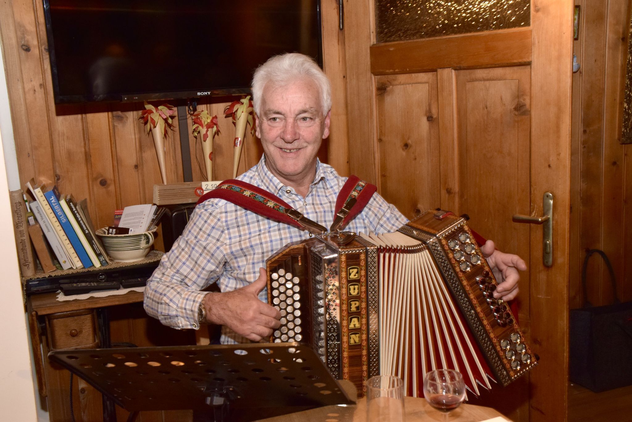 Franz Saler begleitete die Adventfeier im Montafoner Bergbaumuseum musikalisch mit der Ziehharmonika.
