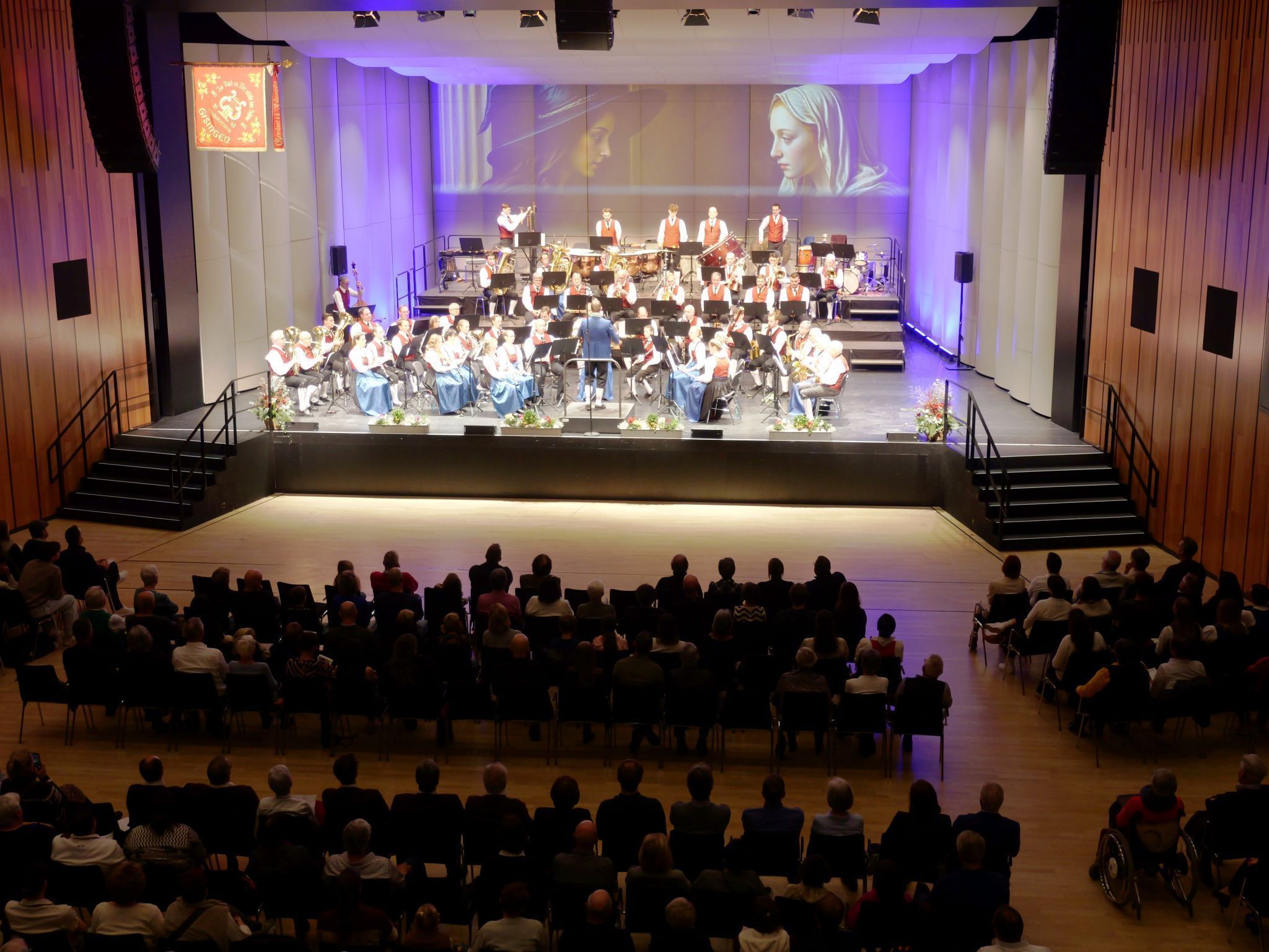 Mystische Atmosphäre: „The Witch and the Saint“ zieht den Saal mit packenden Klängen in den Bann.