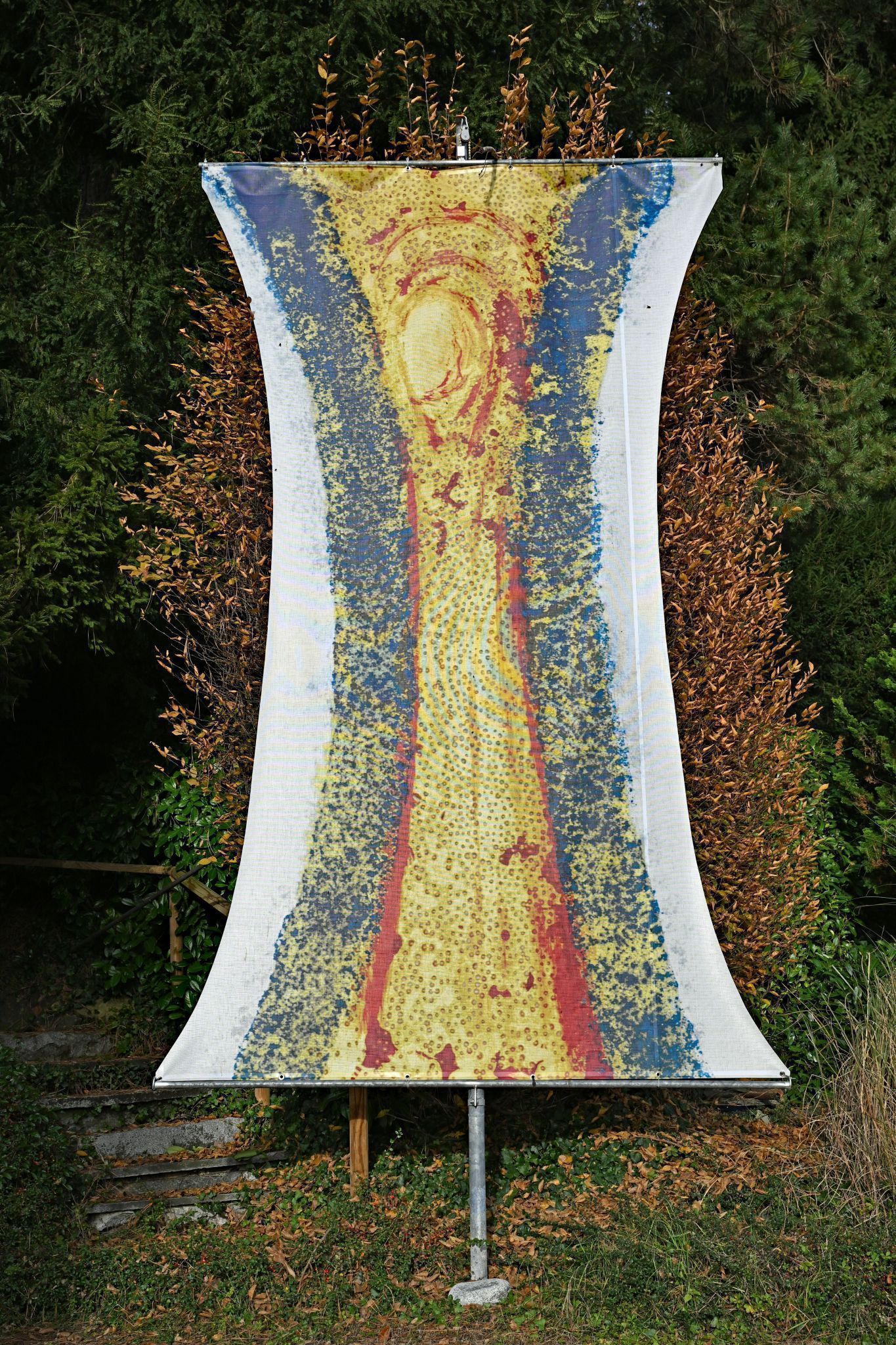 Im Garten wacht ein riesiger Engel-Druck über Gerhard Winkler und seine Gattin.