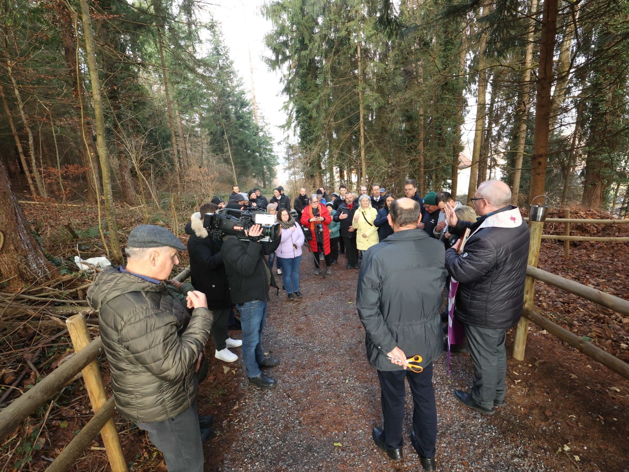 Kirchlicher Segen für den neuen Waldfriedhof.