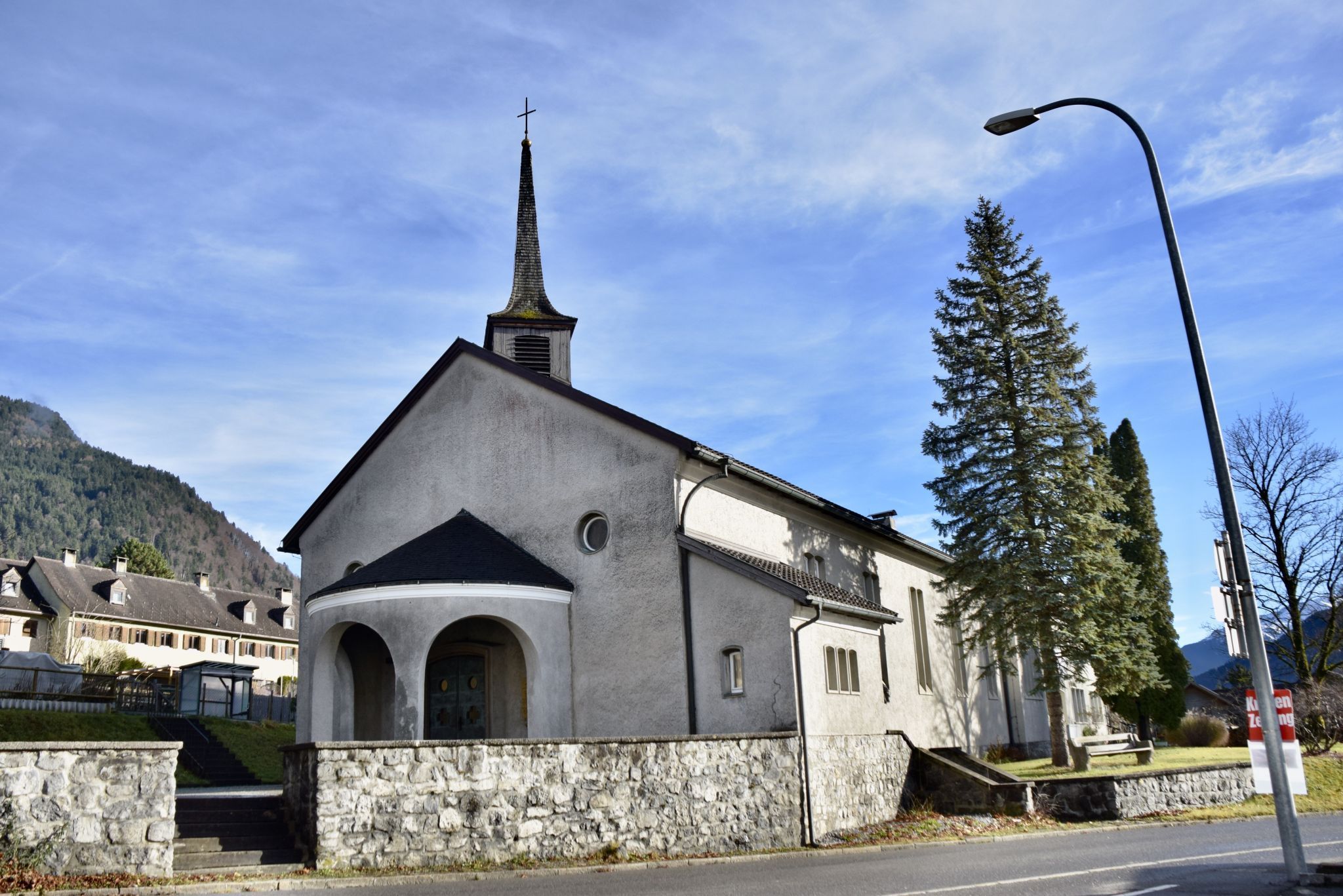 Die Pfarrkirche Herz-Mariae ist auch als Fatimakirche bekannt. Nach dem Zweiten Weltkrieg wurde sie auf dem Grundstück der Familie von Monsignore August Wachter errichtet.