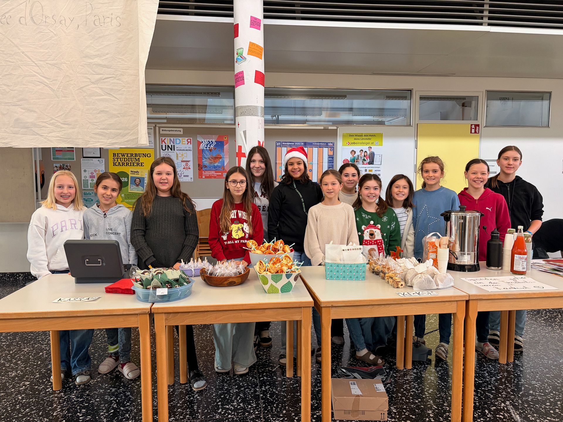 Die 2B-Klasse vom BG Lustenau will helfen und organisierte einen Weihnachtsverkaufsstand an ihrer Schule. Der Erlös geht an den Tierschutzverein Rankweil.