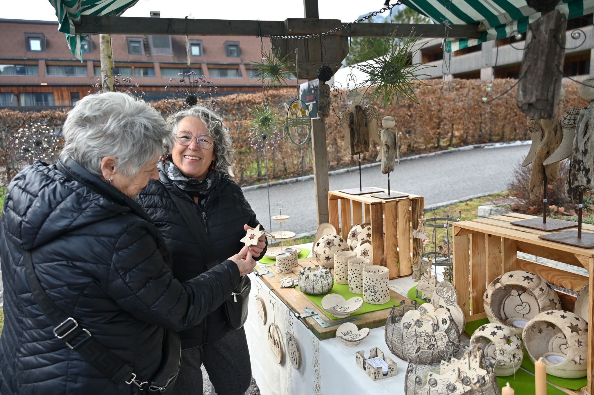 Die Besucher stöberten bei den Verkaufsständen.