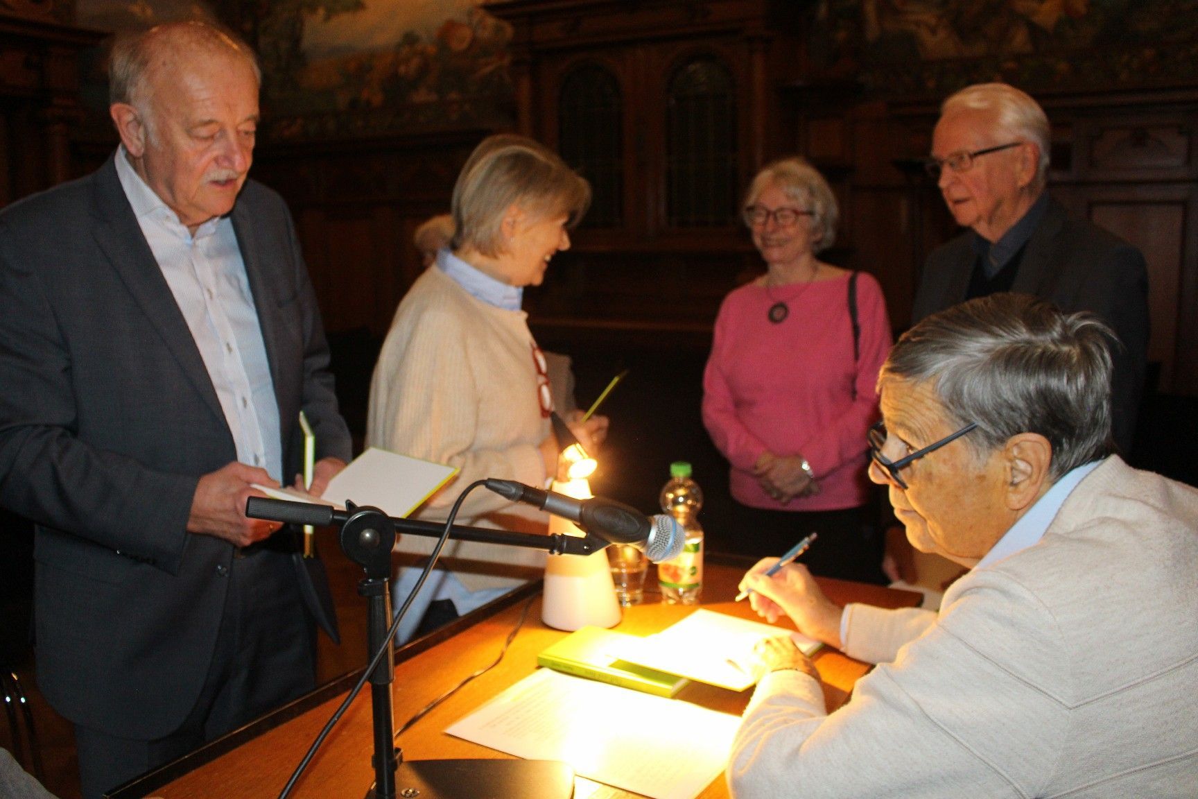 Für manche Besucher schon ein passendes Weihnachtsgeschenk - samt netter Widmung des Autors.