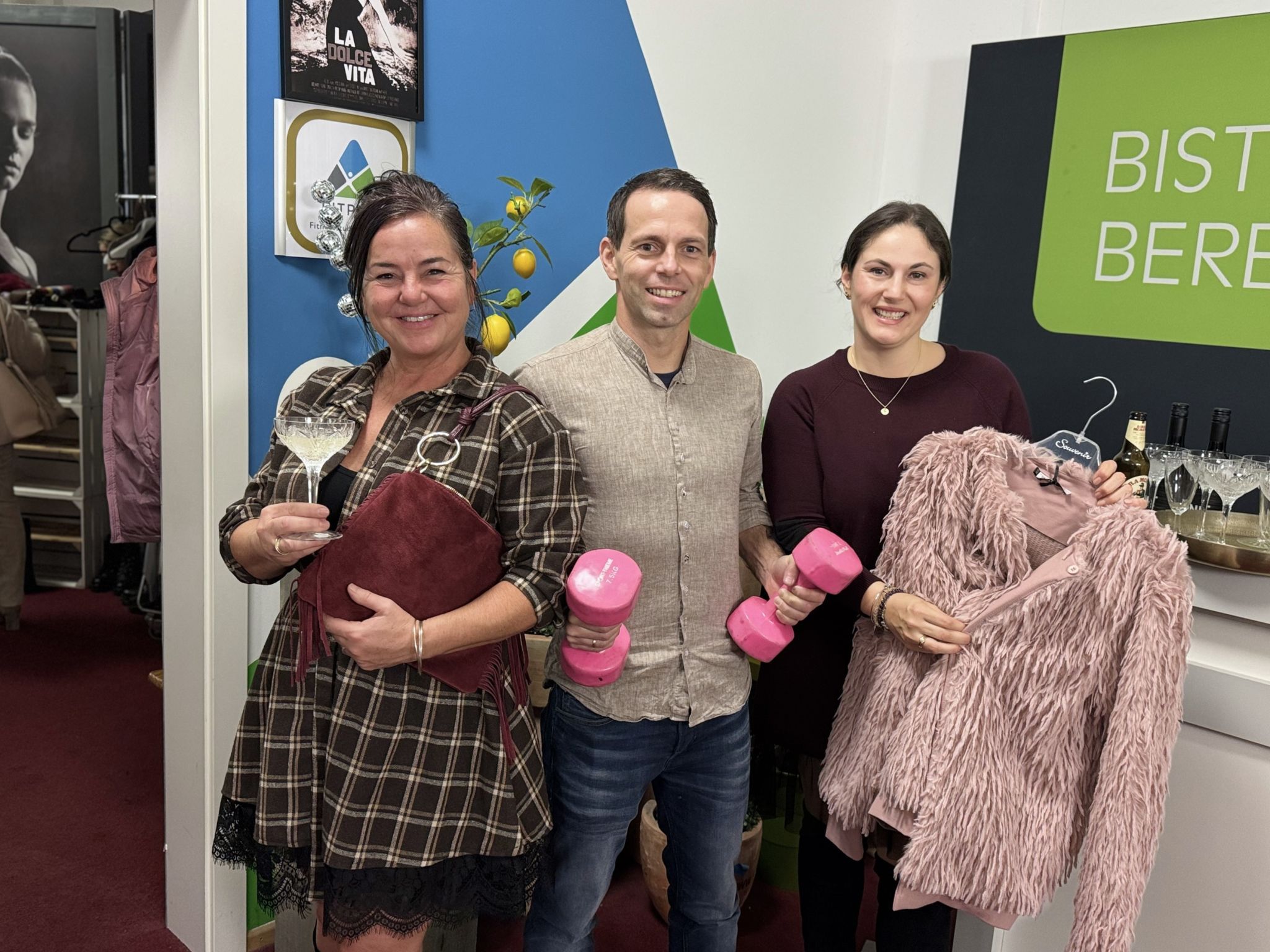 Die Veranstalterinnen Brigitte Schneller-Moser und Sandra Zech mit Fitpark-Betreiber Micheal Zech bei der Dolce Vita Fashion Night in Nenzing.