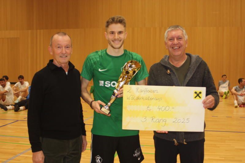 Platz drei ging an Alberschwende. Julian Maldoner nahm den Pokal und den Scheck entgegen.VN-TK