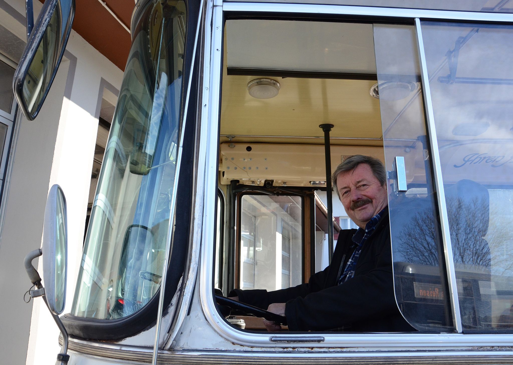 Bevor der alte Bus endgültig außer Dienst geht, wird er von Josef Weiss regelmäßig bewegt. HRJ