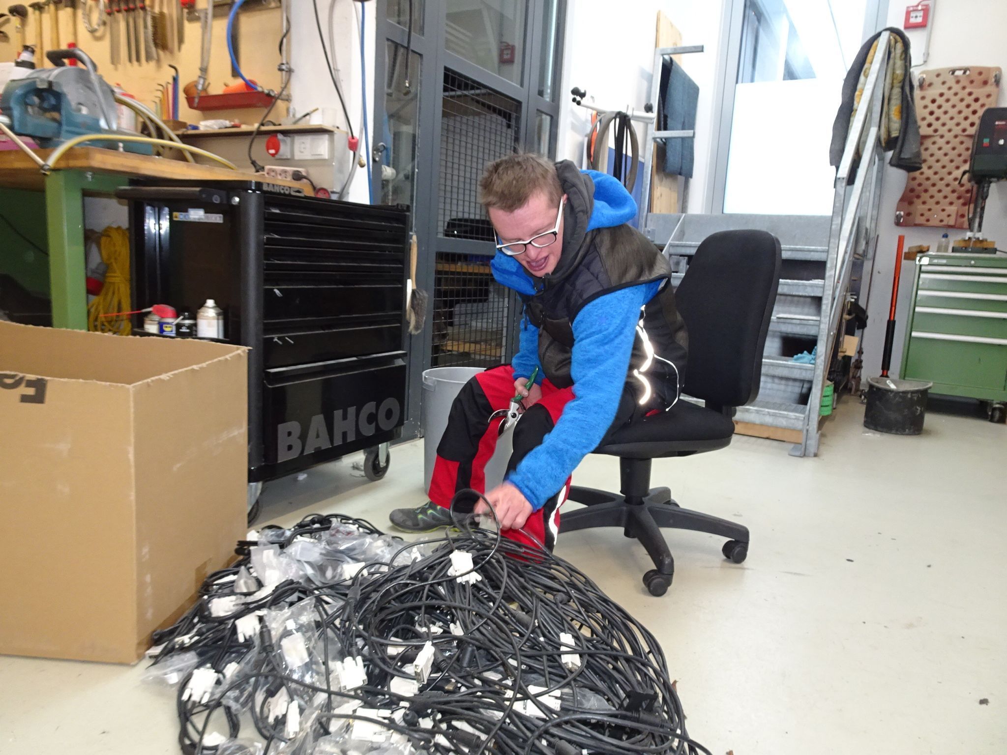 Aktuell hat Thomas auch viel Arbeit beim Kabel trennen. 