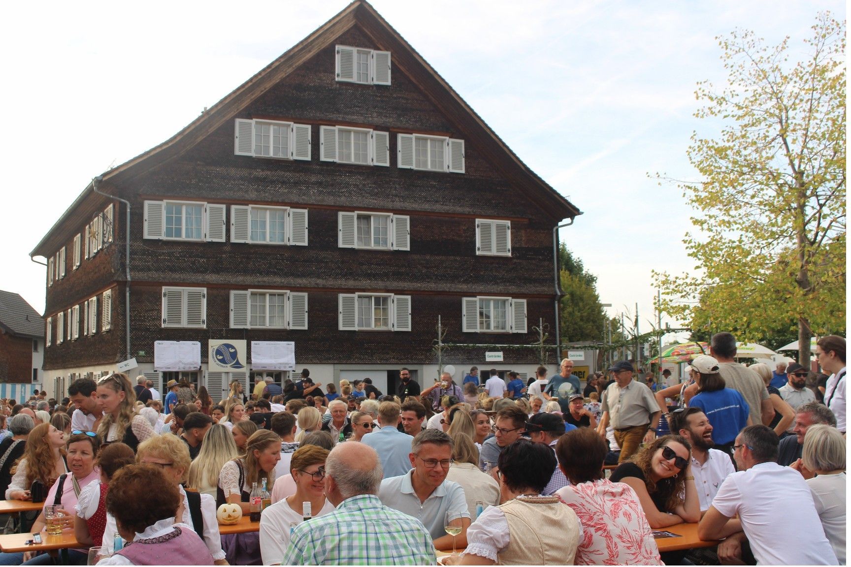 Der Lauteracher Sternen-Platz – vor wenigen Wochen noch Arena für das Moscht-Fäscht – wird am Marienfeiertag, 8. Dezember, zum großen Adventmarkt. PETER STRAUSS